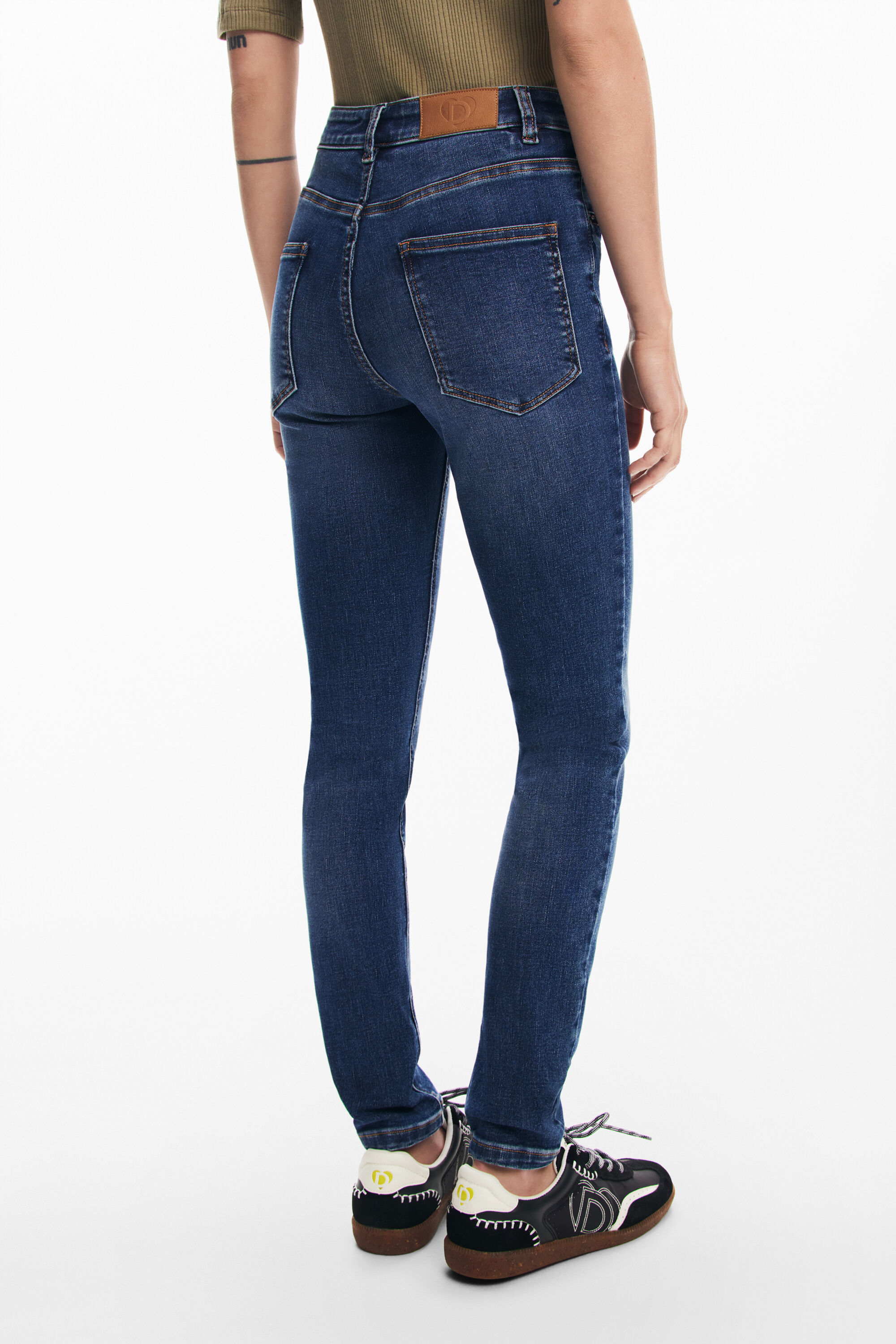 Calça jeans de corte reto com bolsos simples