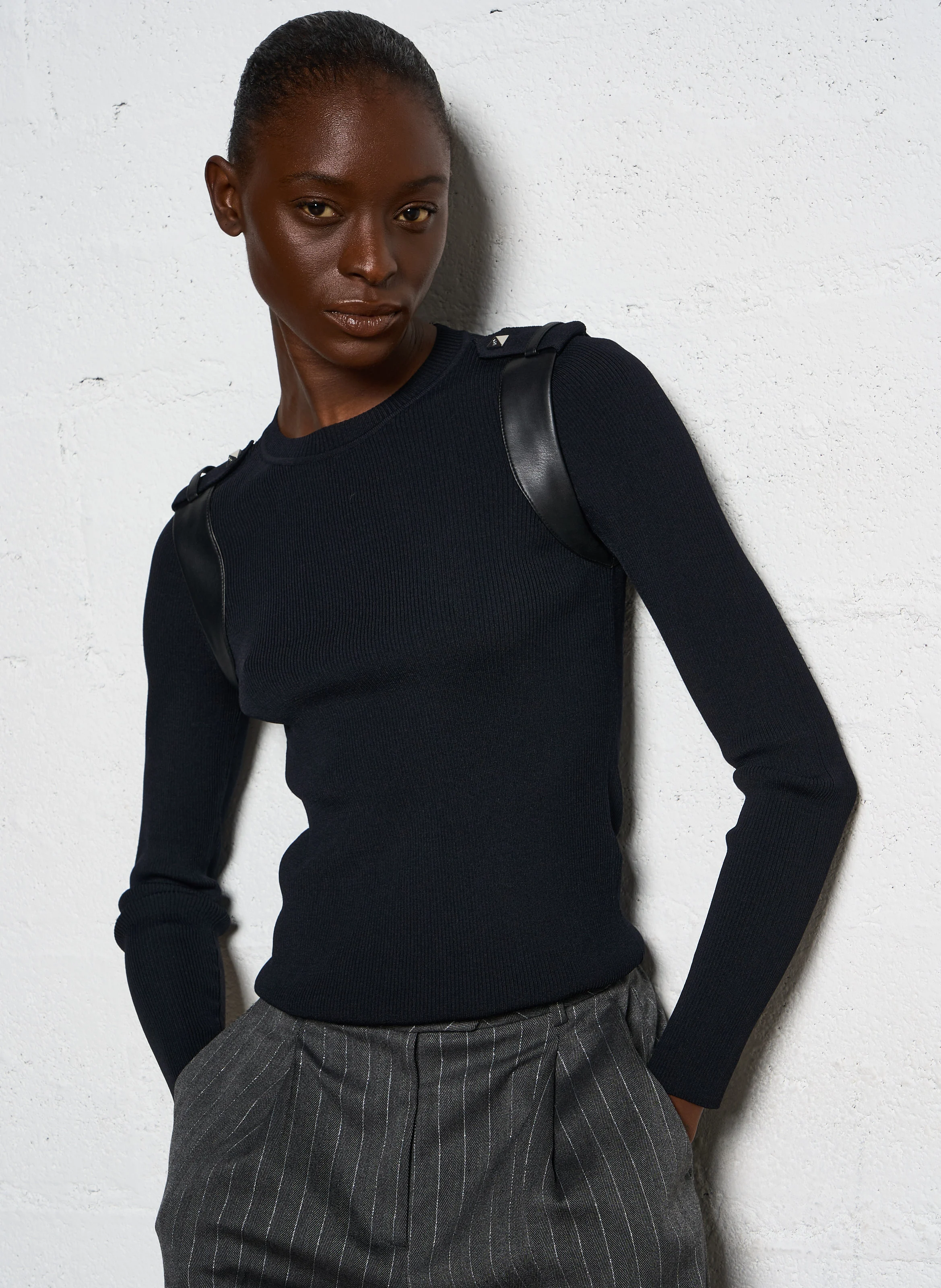 Pull moulant col rond| Noir