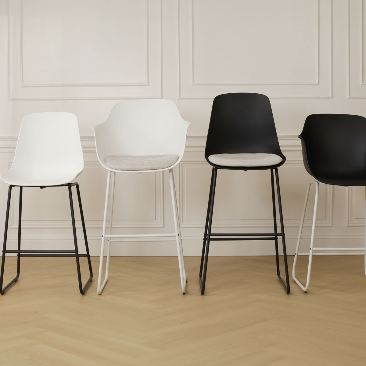 Nino-Liv barkruk zwart met beige zitkussen - zwart onderstel - 65 cm