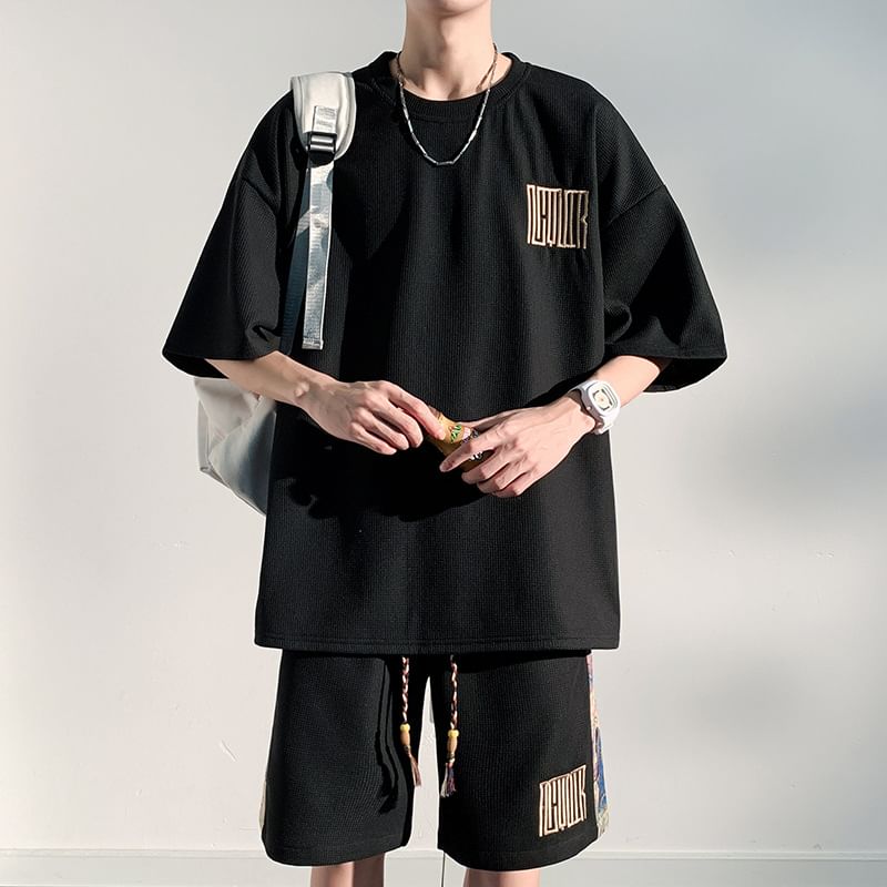 FORSETI - Set: T-shirt met korte mouwen, ronde hals en belettering + shorts met middelhoge taille