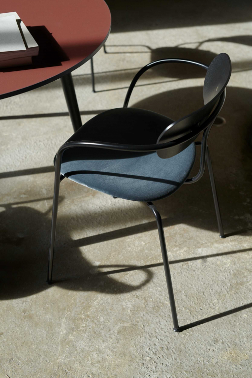 &tradition Pavilion AV4 stoel zwart eiken, cognac Silk Leather