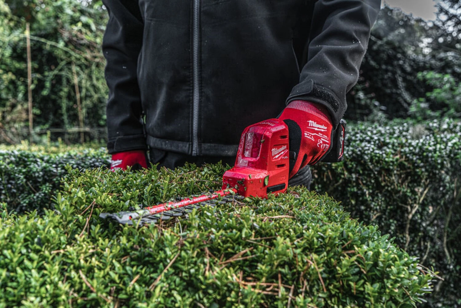 Milwaukee M12 FHT20-402 FUEL™ 12V Li-Ion accu heggenschaar (2x 4,0 Ah accu) set  - 200mm - koolborstelloos