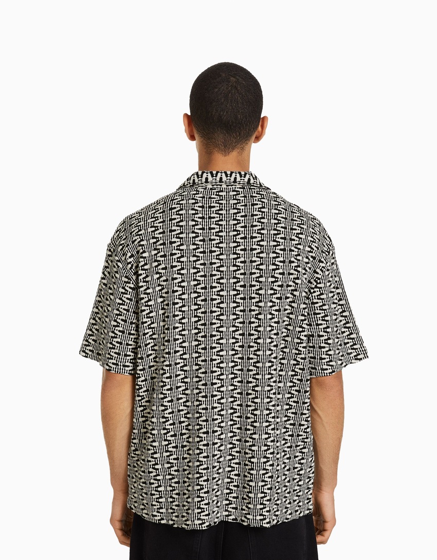 Camisa texturizada de manga curta estampada