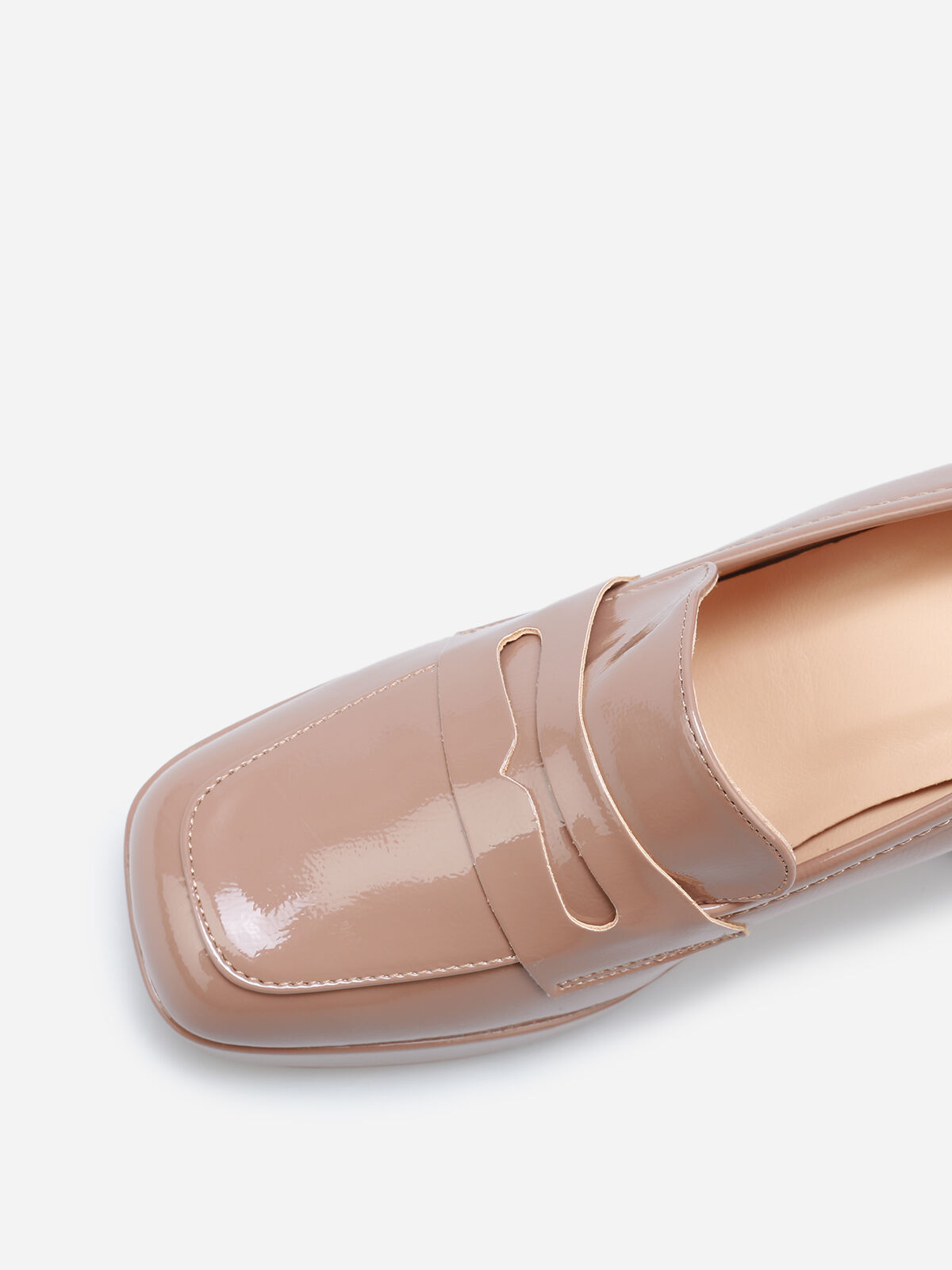 Mocassins vernis à talon- Taupe