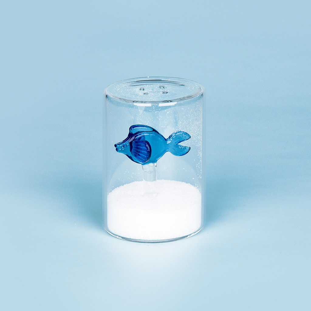 Saleiro Balvi em formato de peixe, azul, feito de borosilicato.