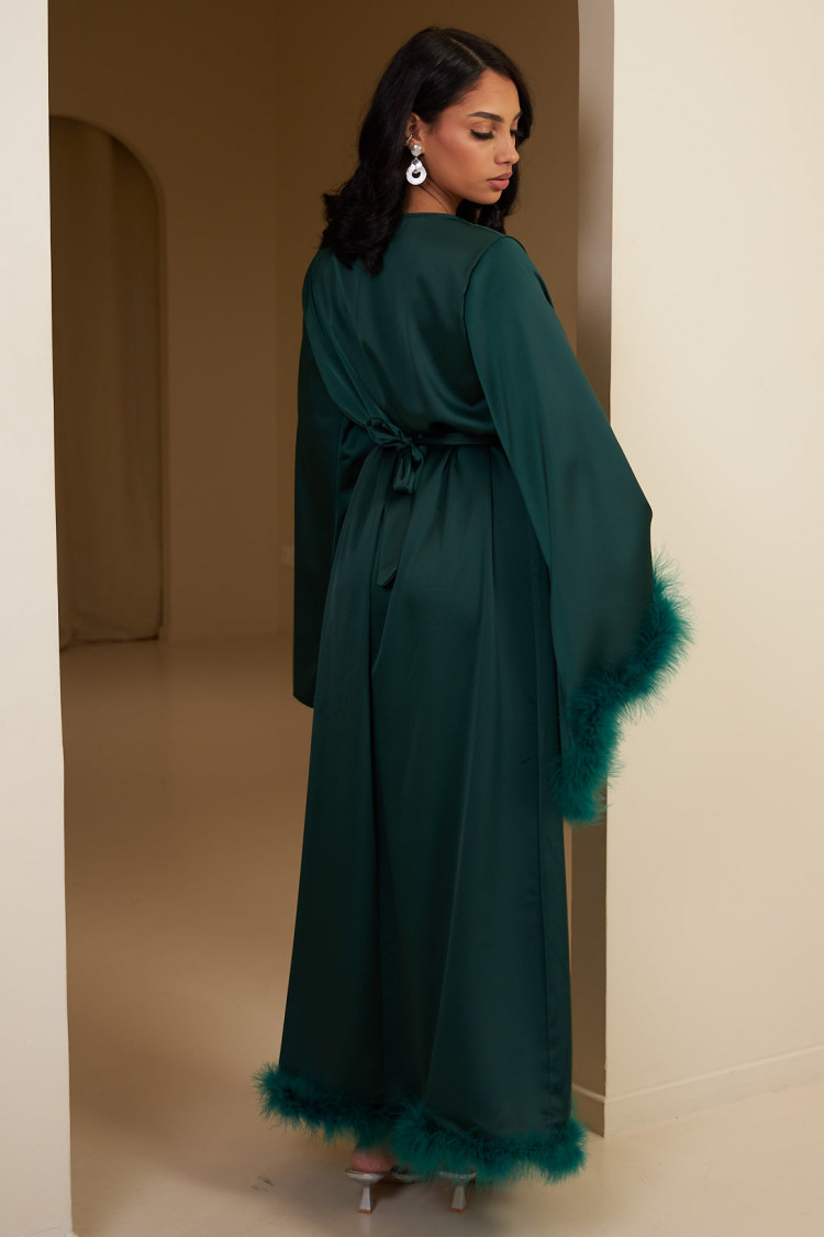 Robe longue vert satinée et ceinturée à plumes