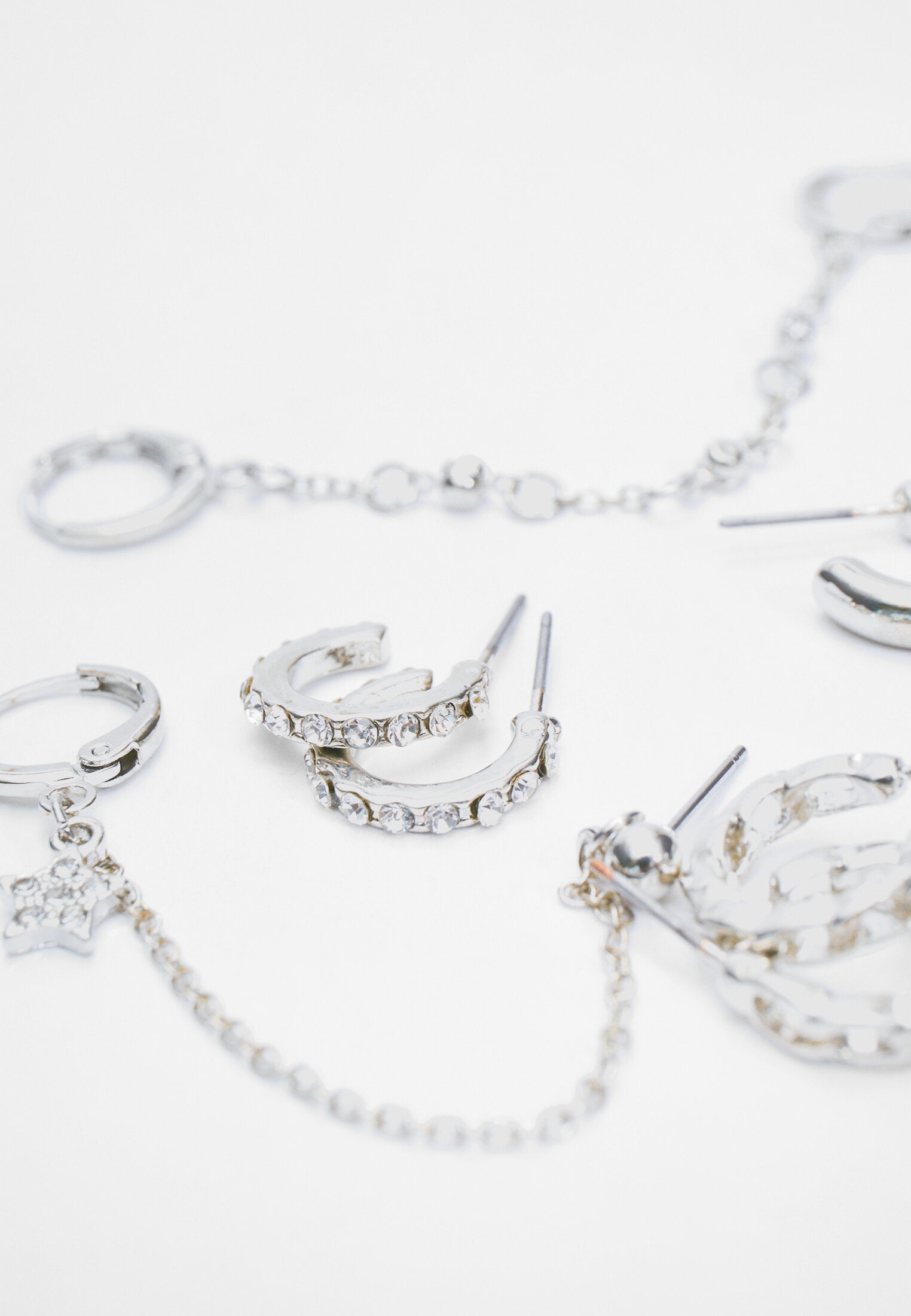 Conjunto de 9 brincos de argola e corrente com strass