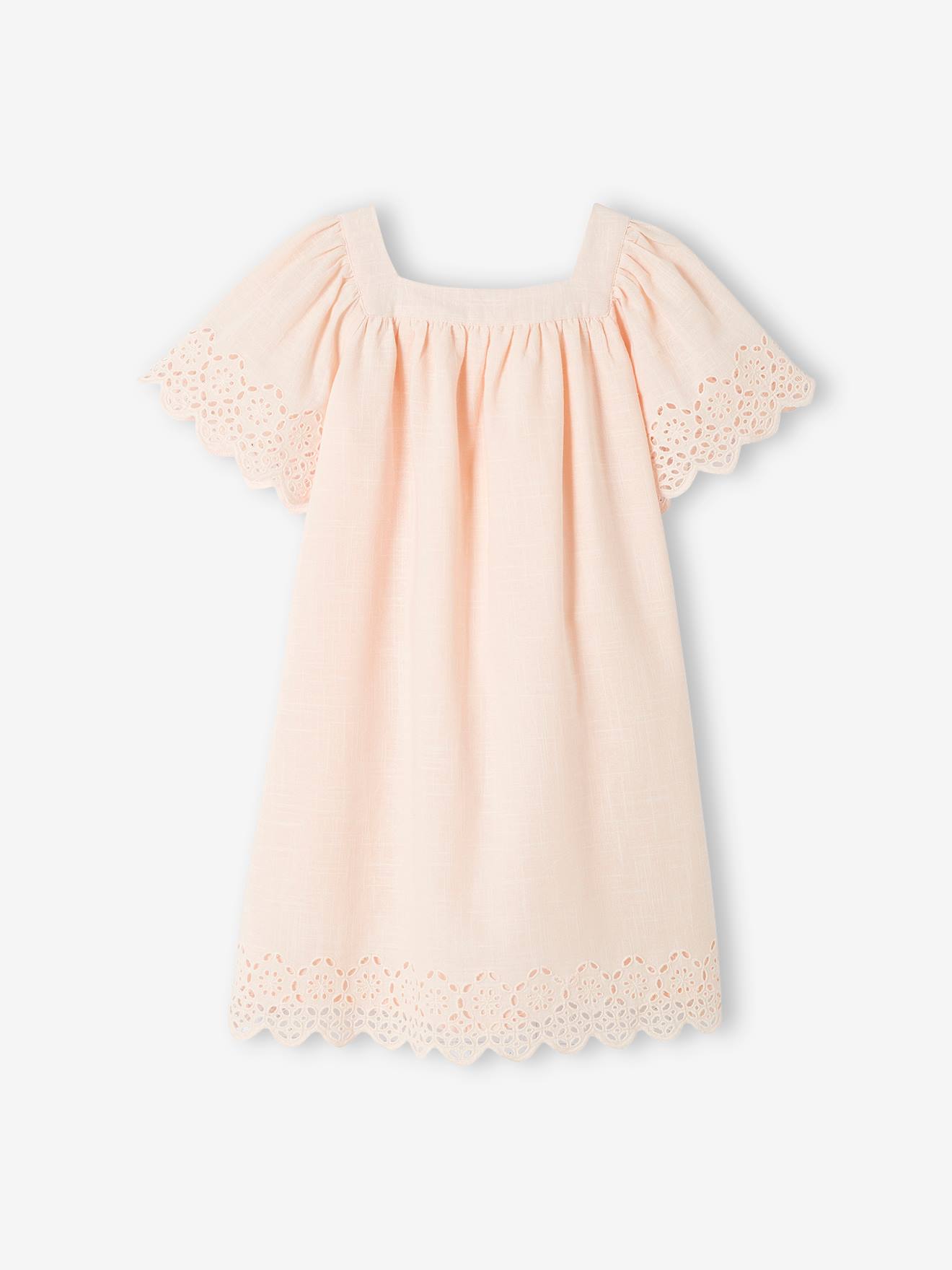 Vestido infantil rosa claro adornado com bordados ingleses e mangas borboleta.
