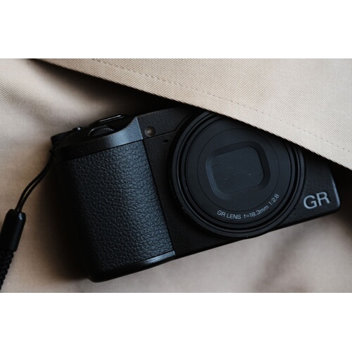 Appareil photo compact Ricoh GR III x HDF le Compact Expert Haut de Gamme, ideal pour les photos prises sur le vif