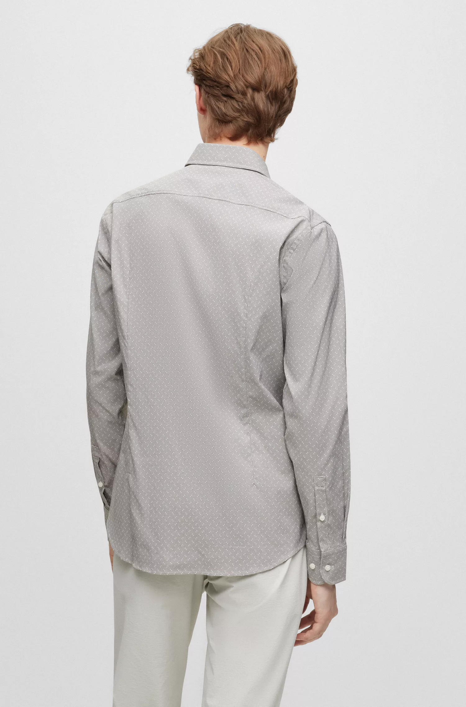 Camisa BOSS preta de corte slim em tecido estruturado de alta performance com elasticidade.