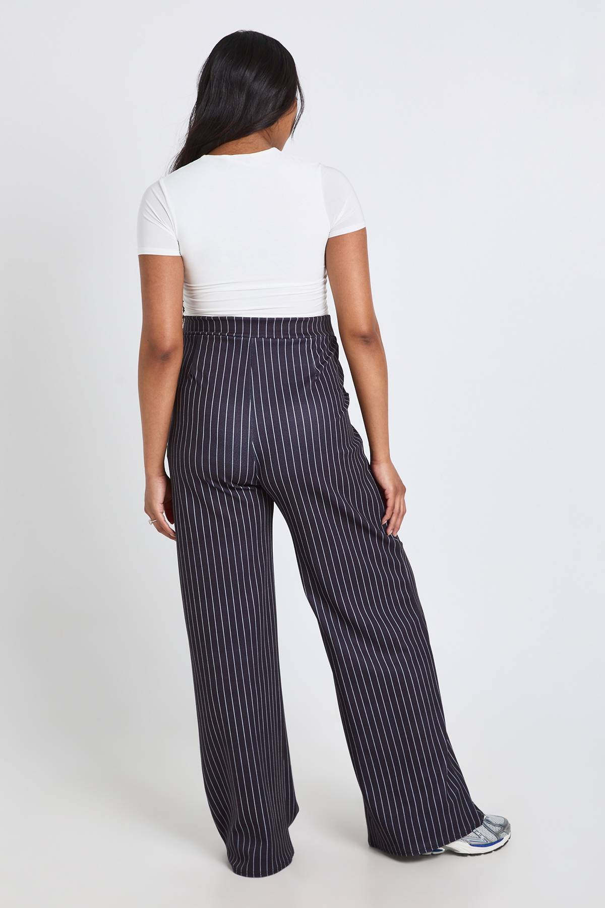 boohoo Pantalon De Maternité Large À Rayures Fines Et Coupe Ajustée