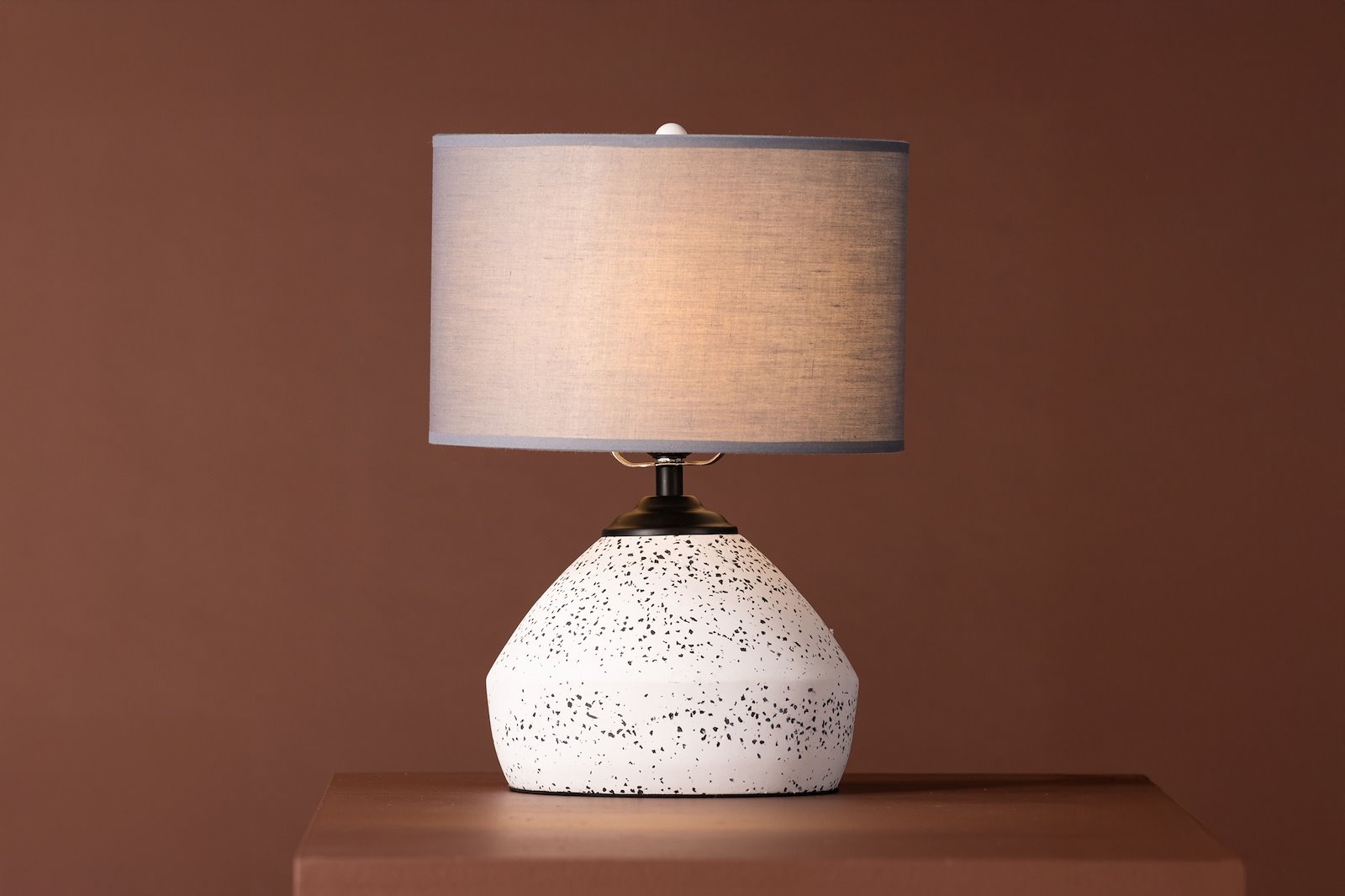 Sisteron bordlampe Hvit fot, mørk grå skjerm