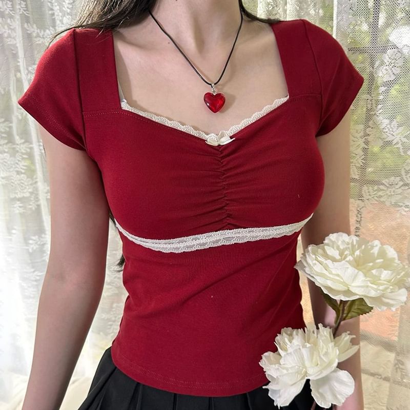 Honet - Korte / Lange Mouw Vierkante Hals Top met Kanten Rand en Strikaccent, Gerimpeld Slim Fit