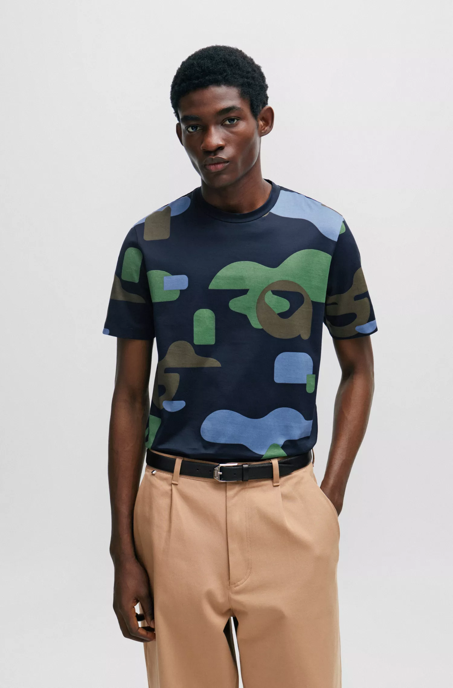 Camiseta BOSS preta em algodão mercerizado com estampa sazonal.