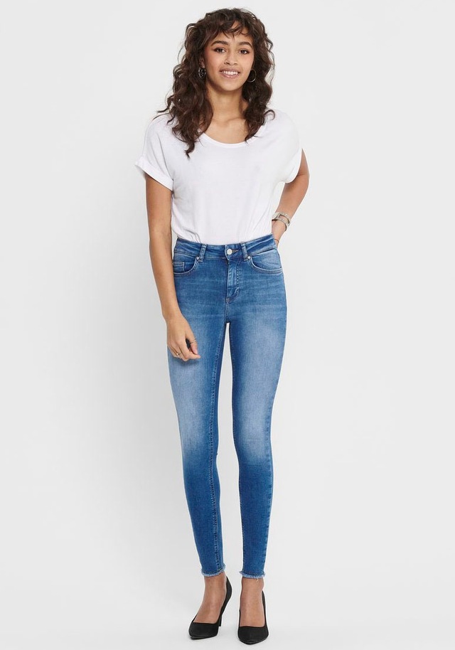 ONLY Ankle-Jeans »ONLBLUSH – Ankle-Jeans mit offenen Säumen für moderne Looks«, Abriebeffekte, modisch, skinny fit, Rundhals, regular fit