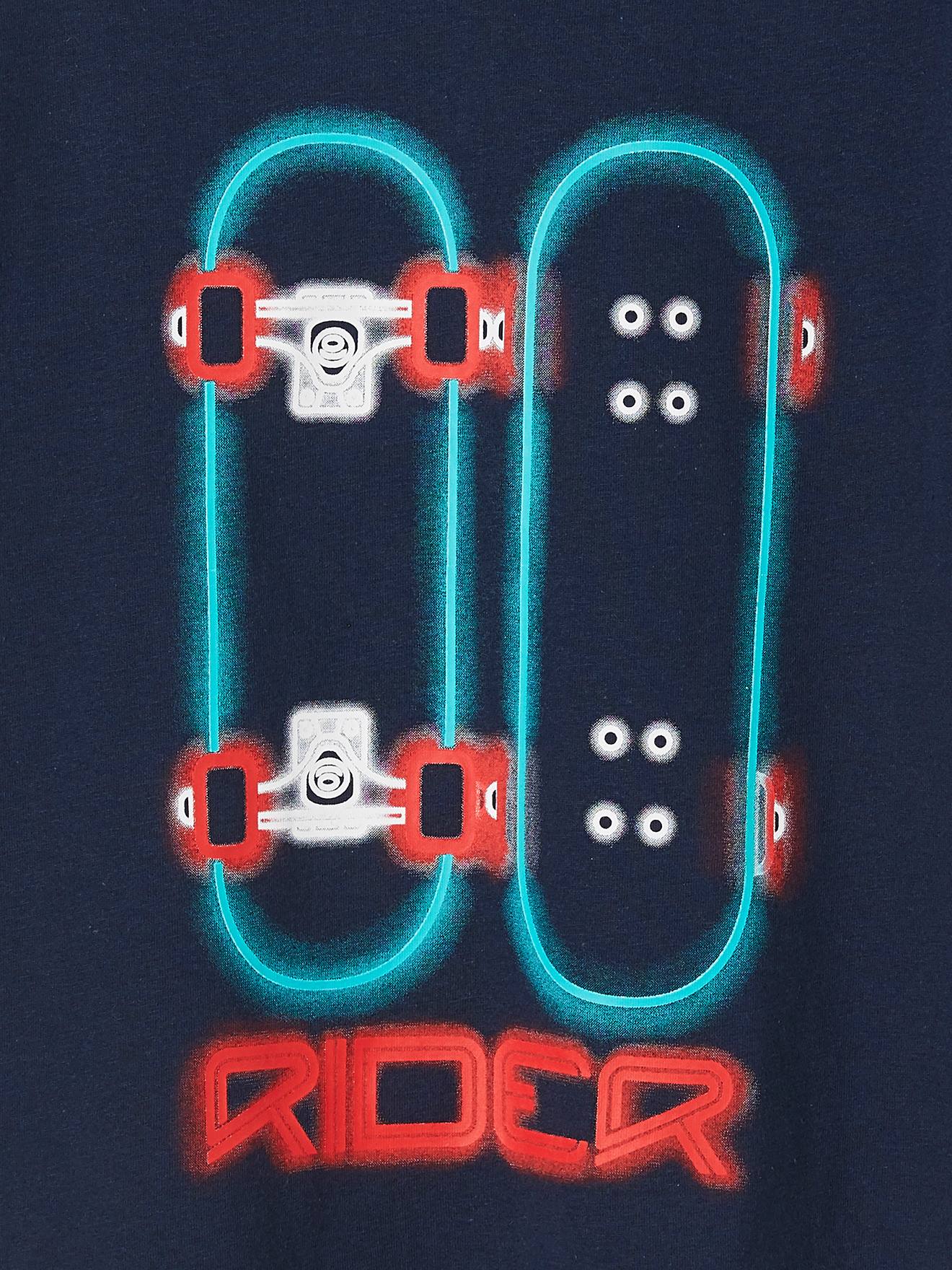 Camiseta infantil masculina com estampa gráfica, lisa, azul-escura com motivos.