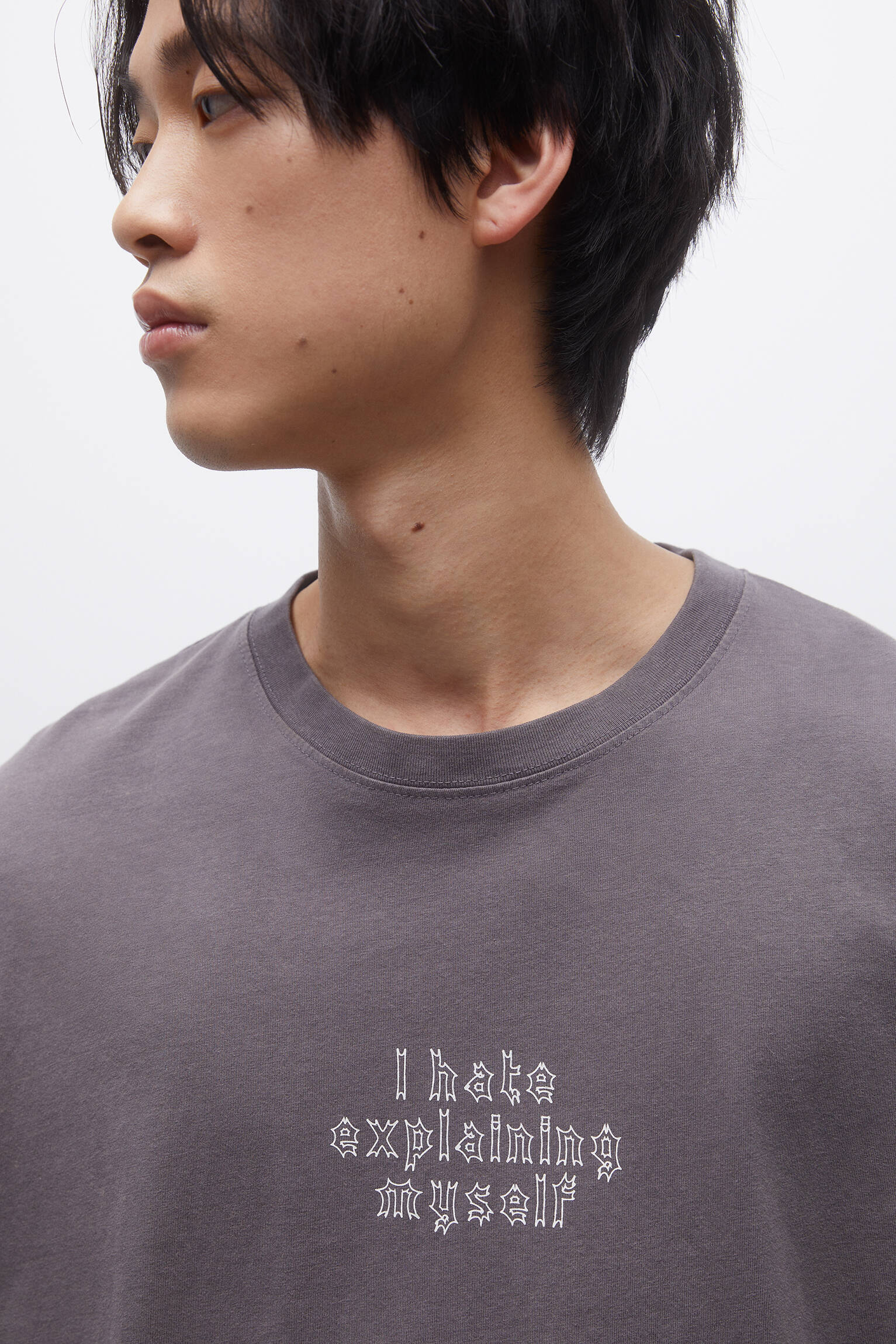 CAMISETA DE MANGA CURTA COM TEXTO - CINZA ESCURO