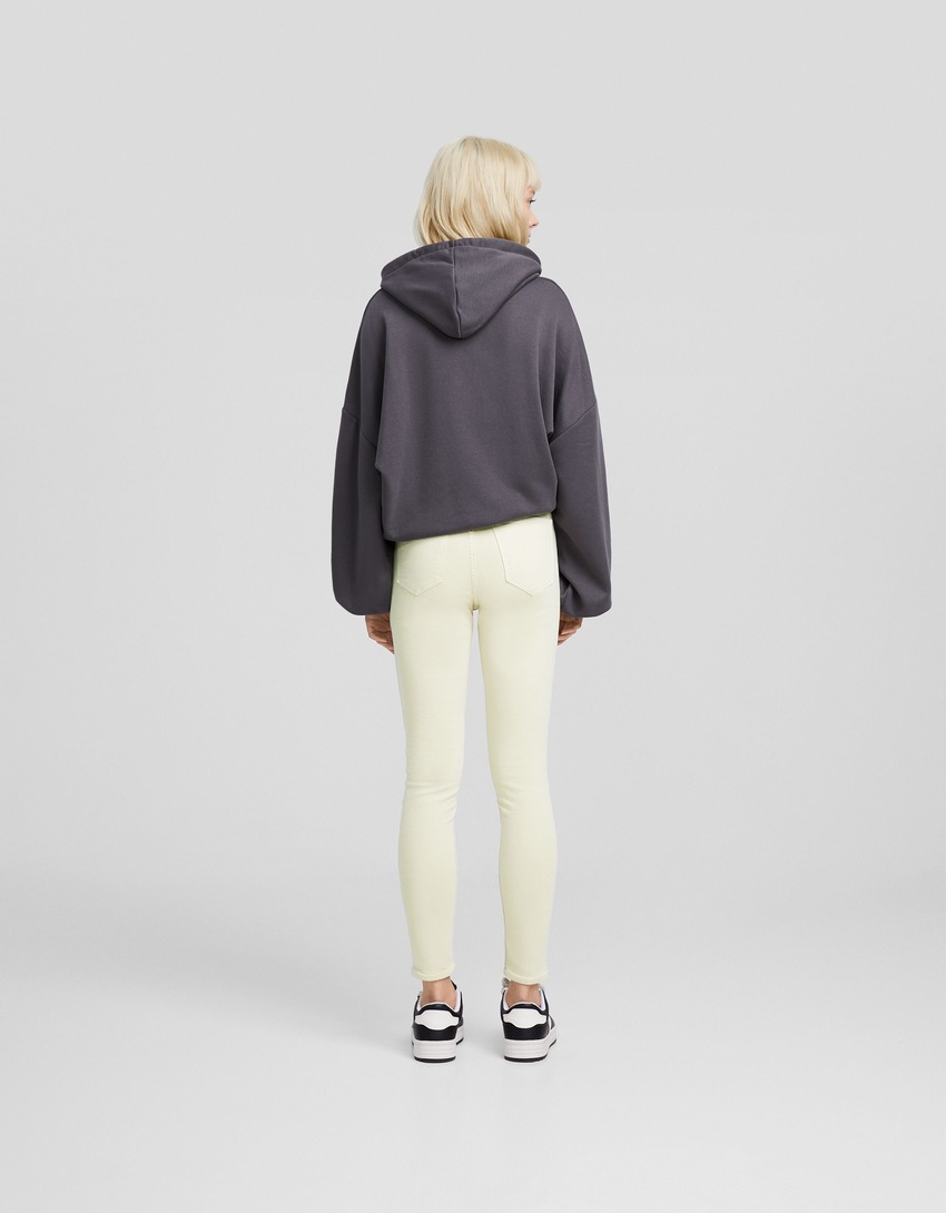 calça jeans skinny de cintura super alta