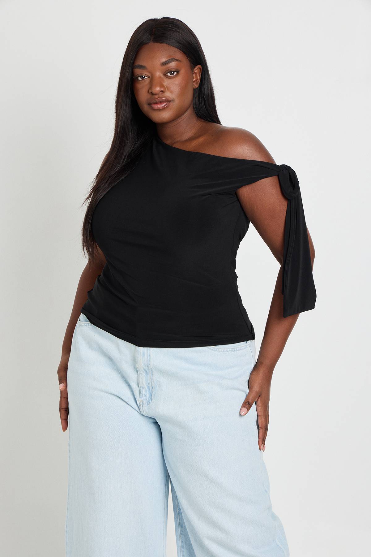 boohoo Haut Asymétrique À Une Épaule Avec Détail De Nœud Grande Taille