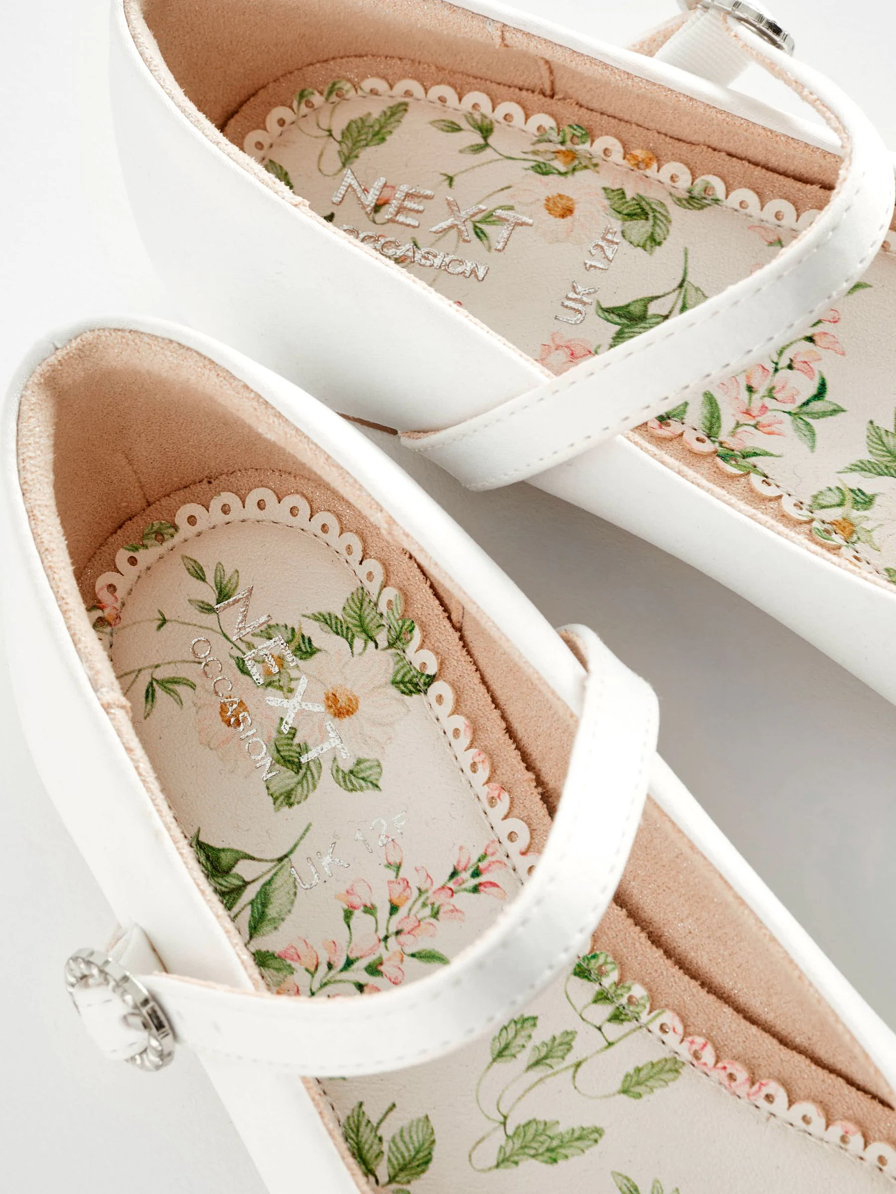 Wit satijn vlekbestendig voor bruidsmeisjes - Mary Jane gelegenheidsschoenen voor meisjes met bloemen en vierkante neus