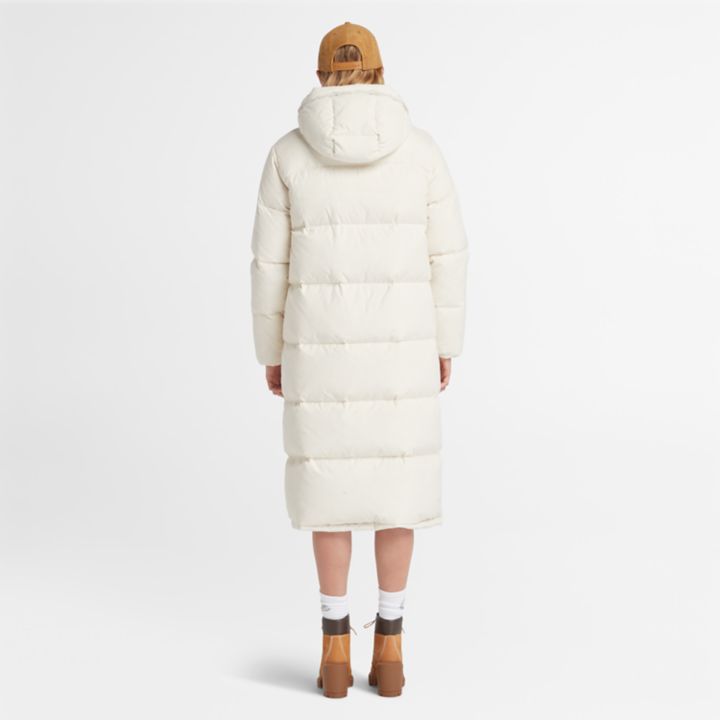 Jaqueta puffer feminina de plumas recicladas na cor bege.