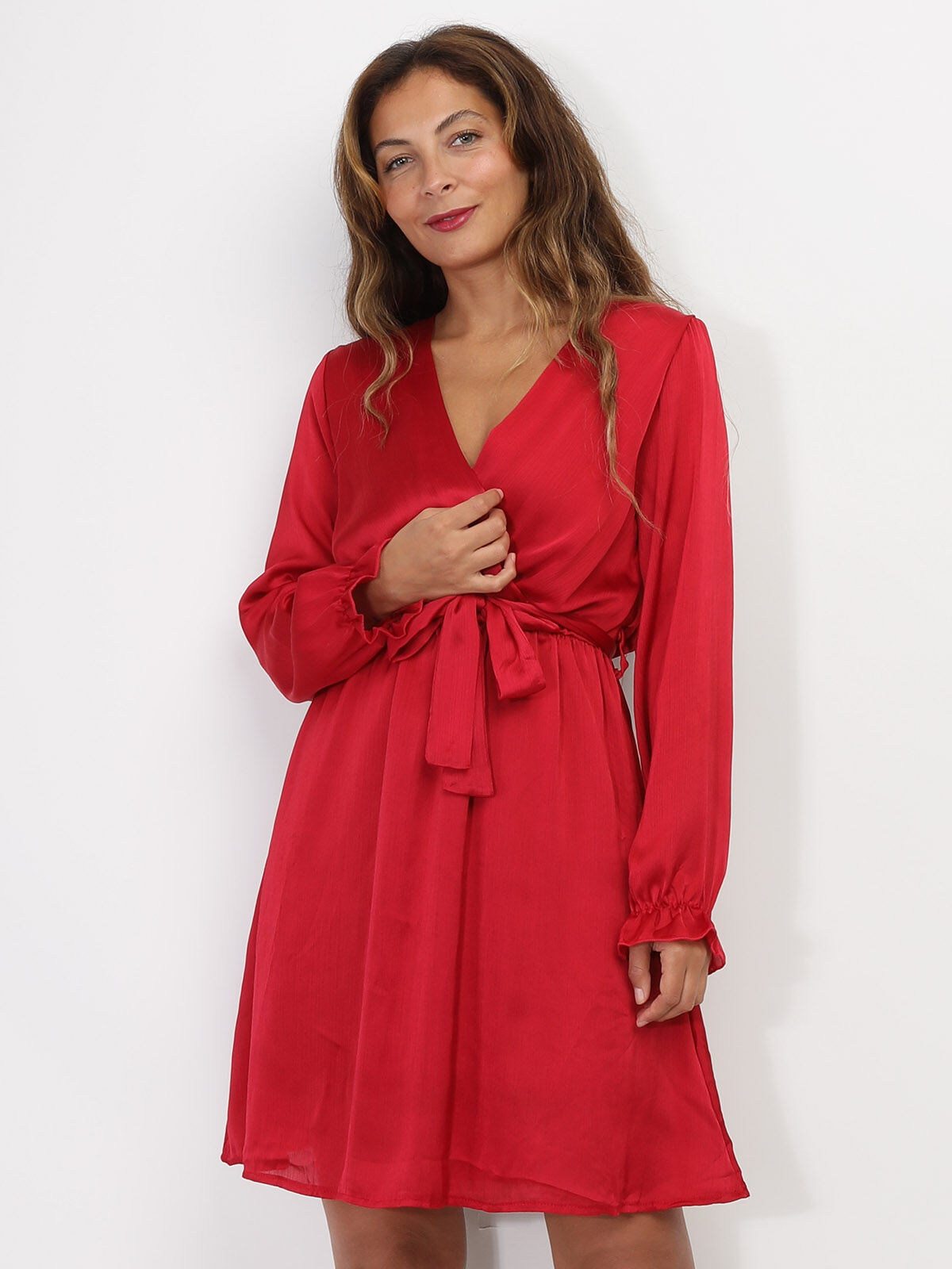 Robe cache-coeur satinée à ceinture- Rouge foncé