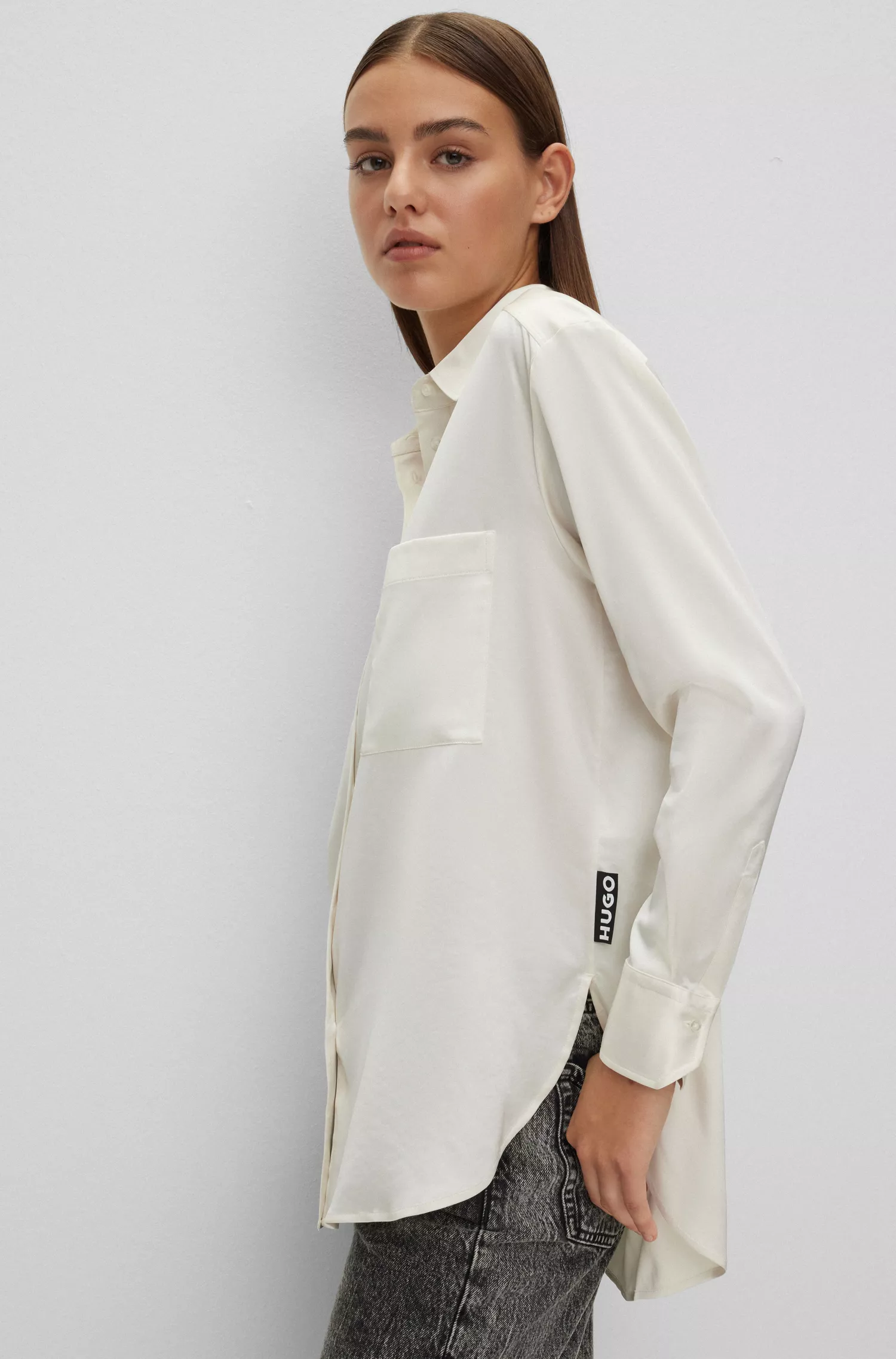 Blusa HUGO vermelha de modelagem ampla em cetim elástico.