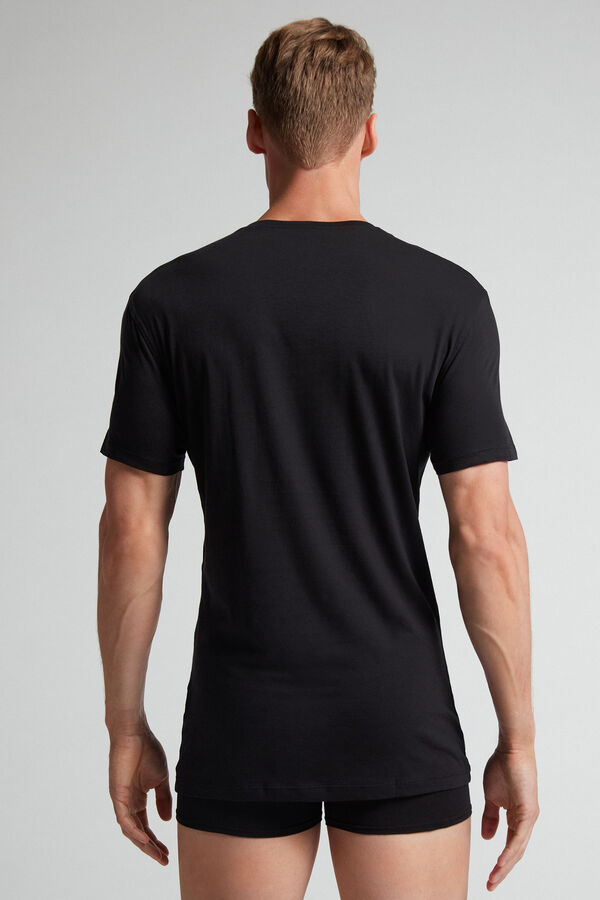 Camiseta de manga curta com gola redonda em algodão extrafino Supima®.