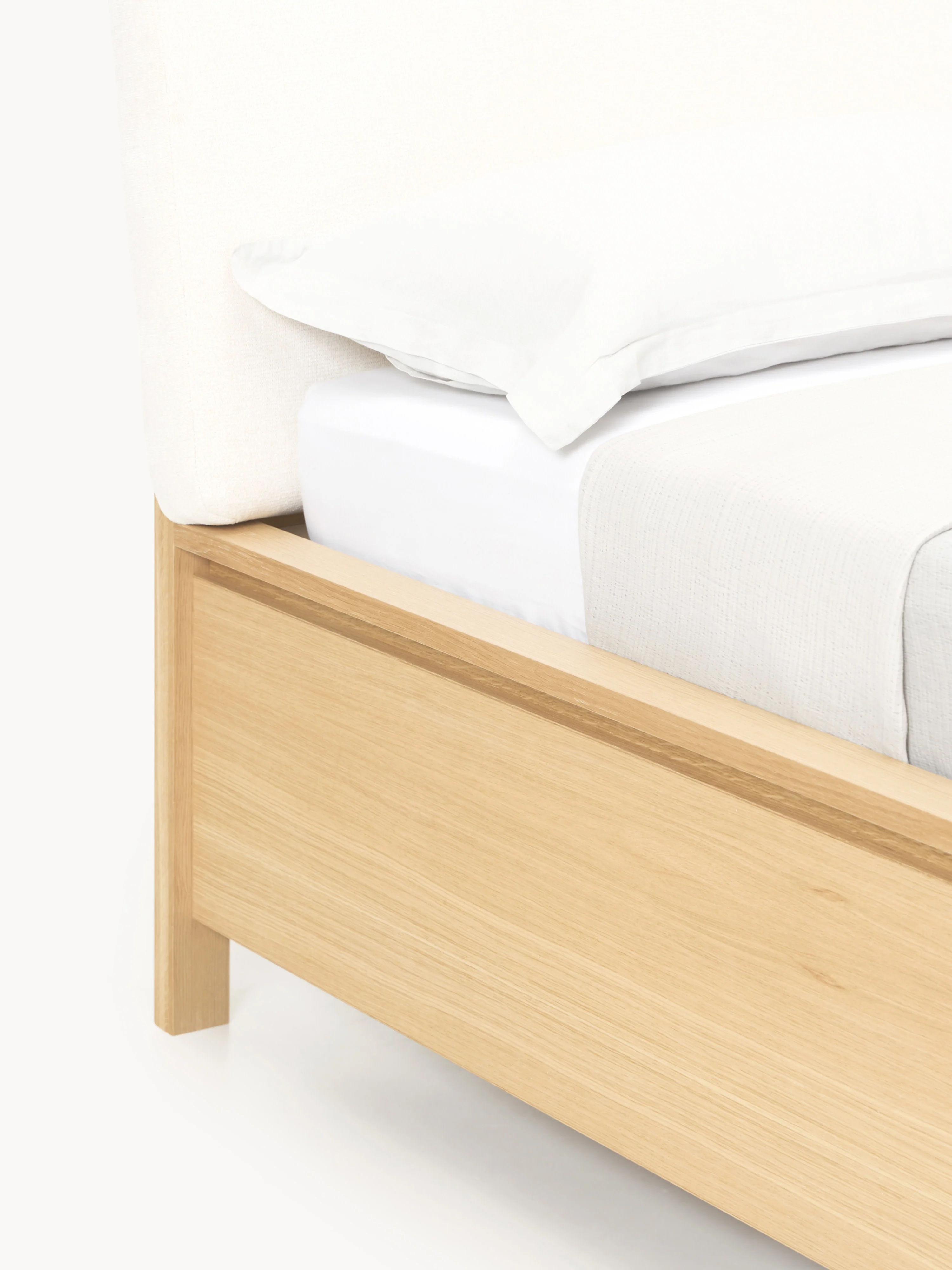 Houten bedframe Santiago met gestoffeerd hoofdeinde en lades