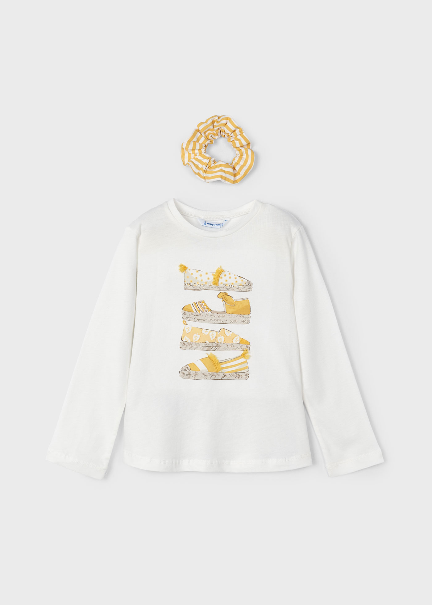 Camiseta infantil Better Cotton com elástico de cabelo.