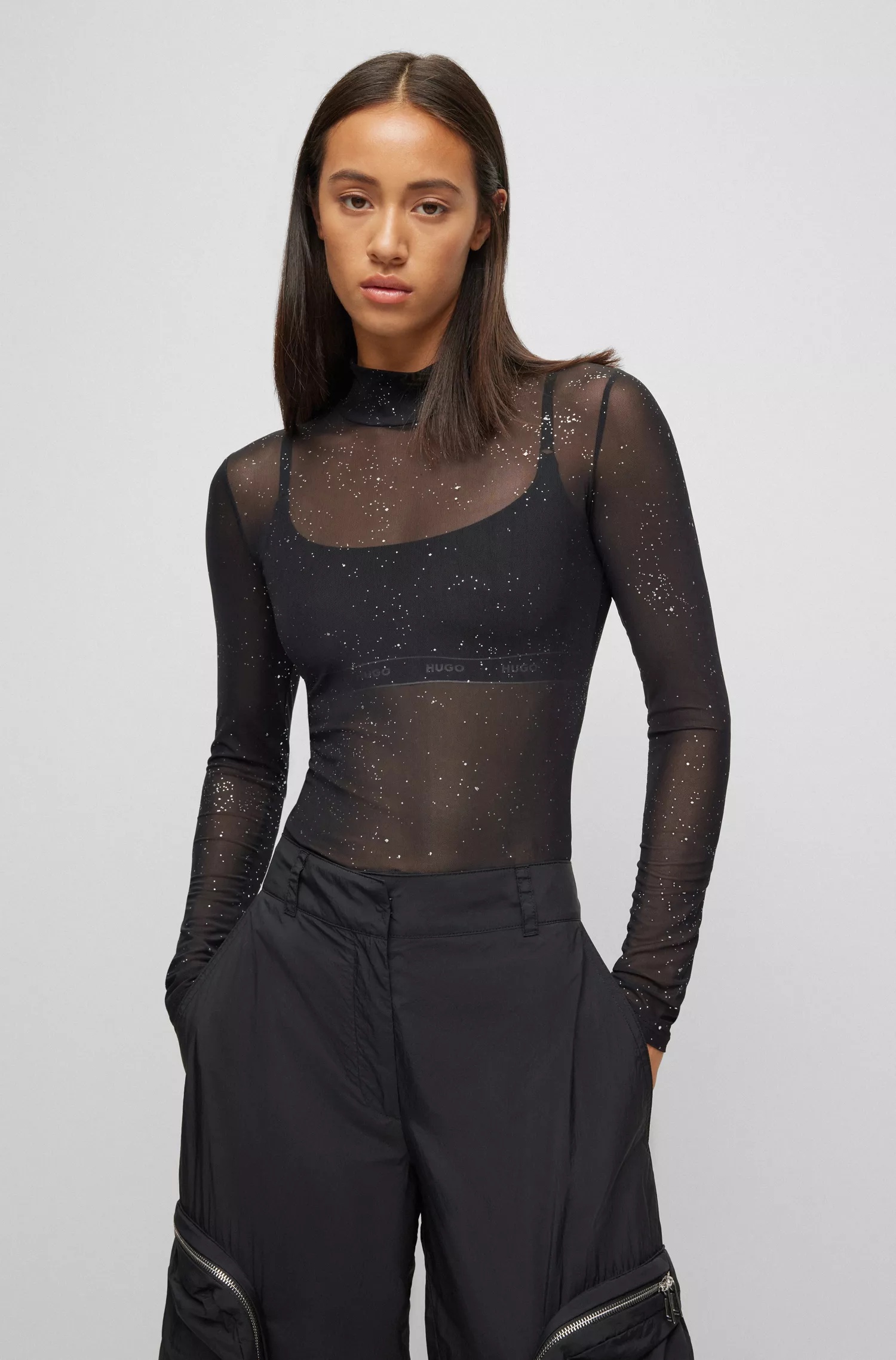 Blusa HUGO vermelha de gola alta e modelagem justa em malha elástica.