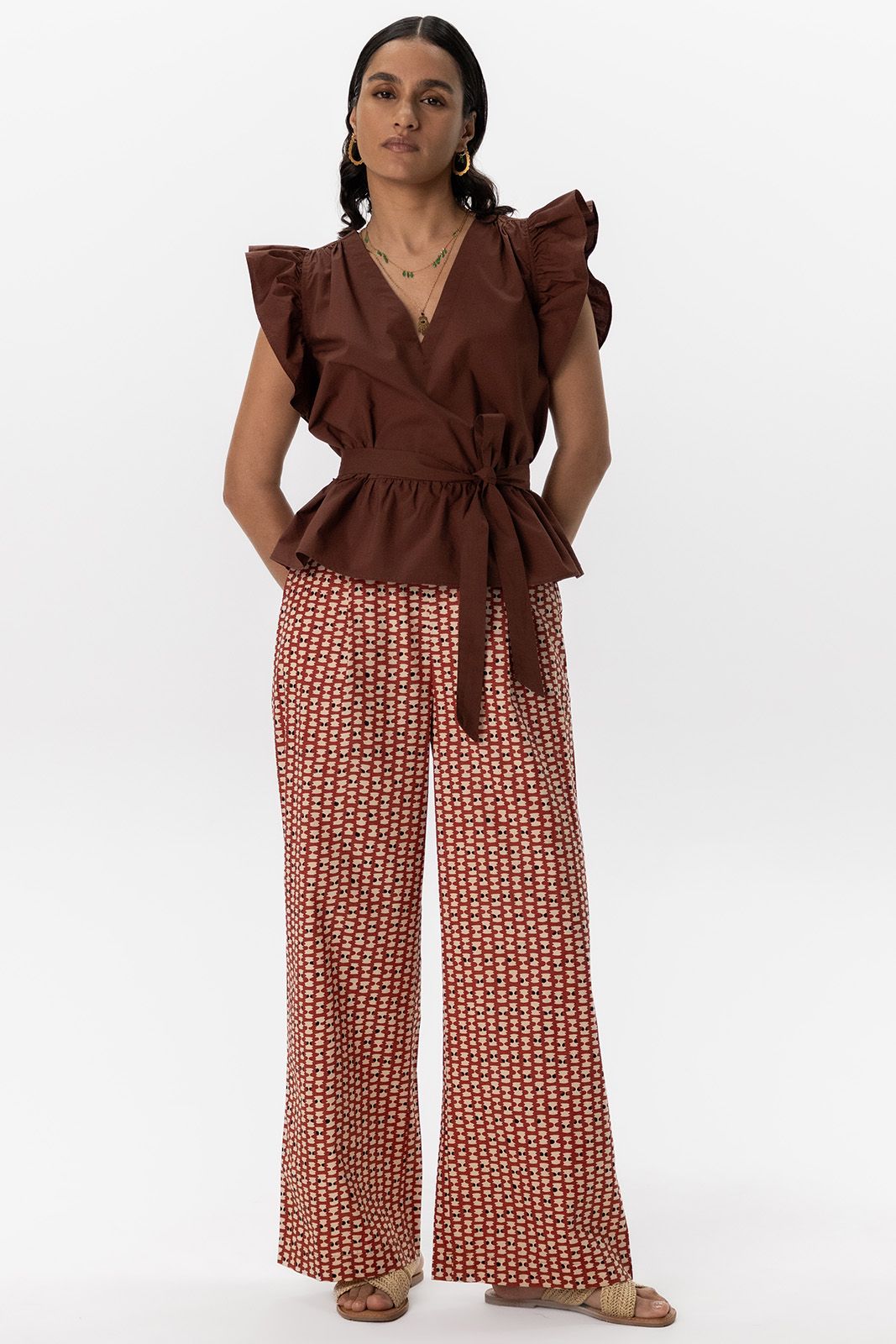 Donkerbruine mouwloze top met ruffles