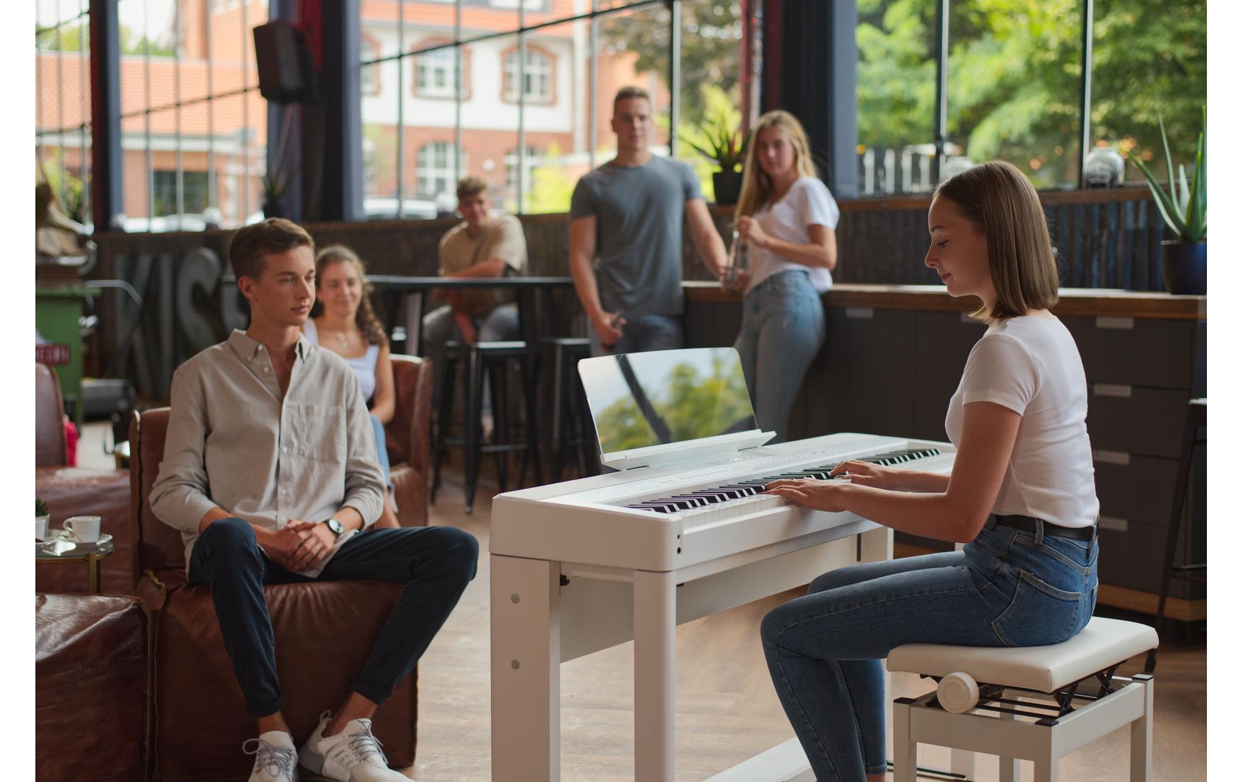 E-Piano ES-520 – Weiss<br>Digitalpiano mit Bluetooth-MIDI-Konnektivität und integrierten Lern- und Aufnahmefunktionen