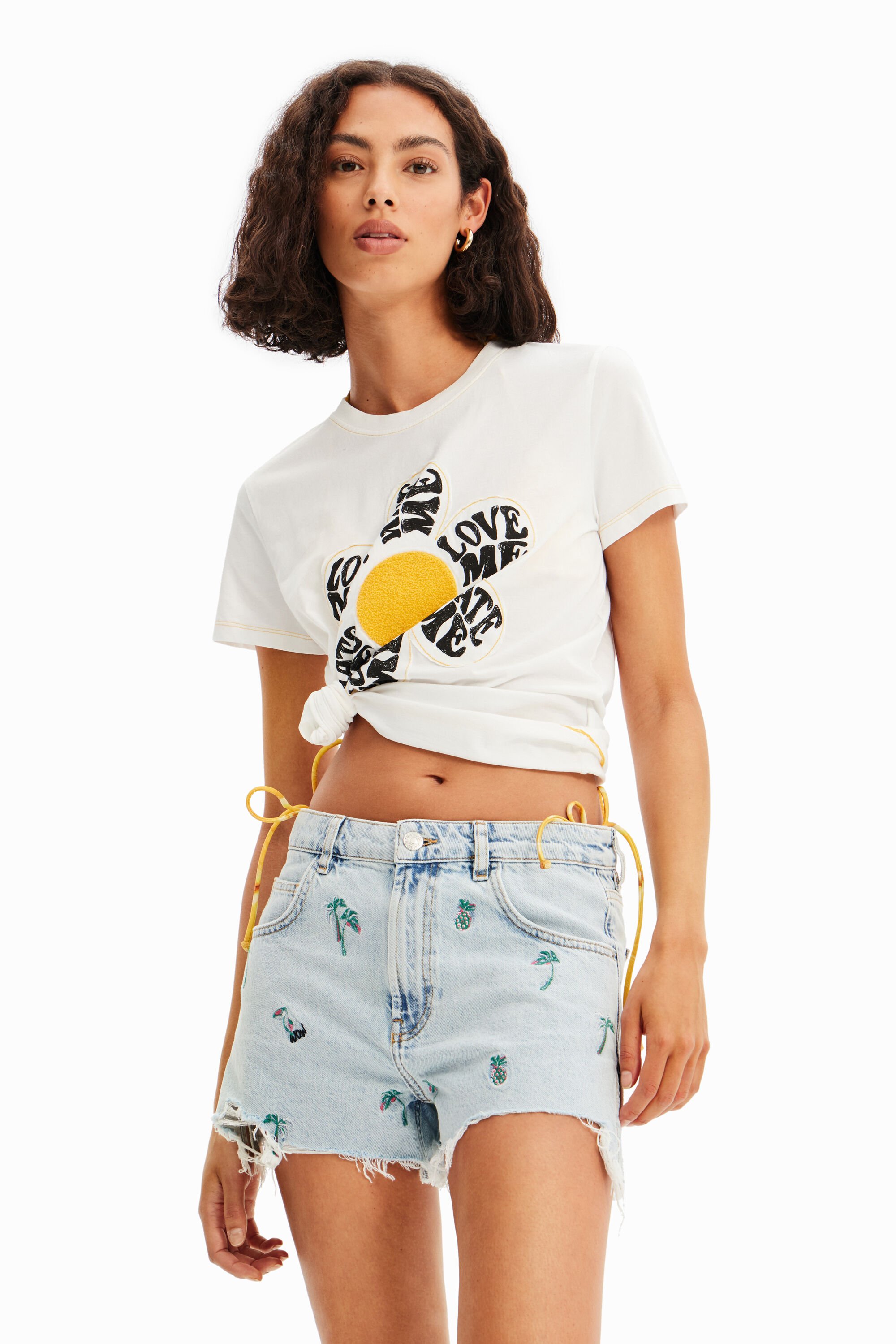 Short en jean brodé