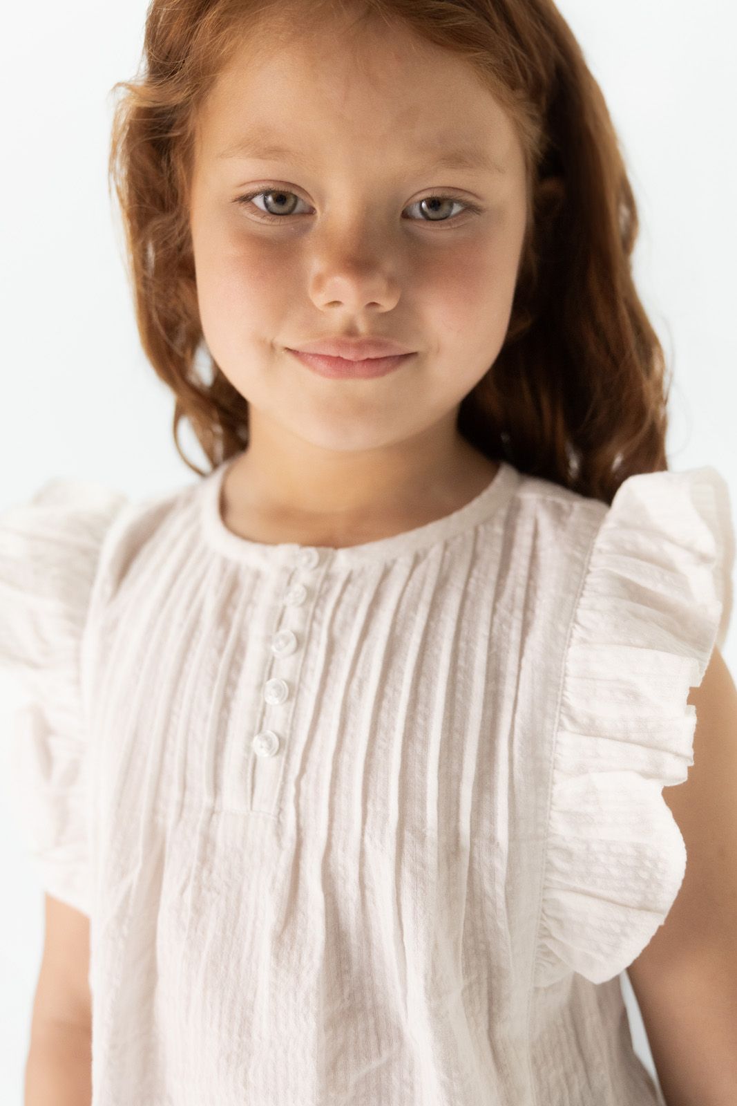 Witte mouwloze blouse met ruffle details