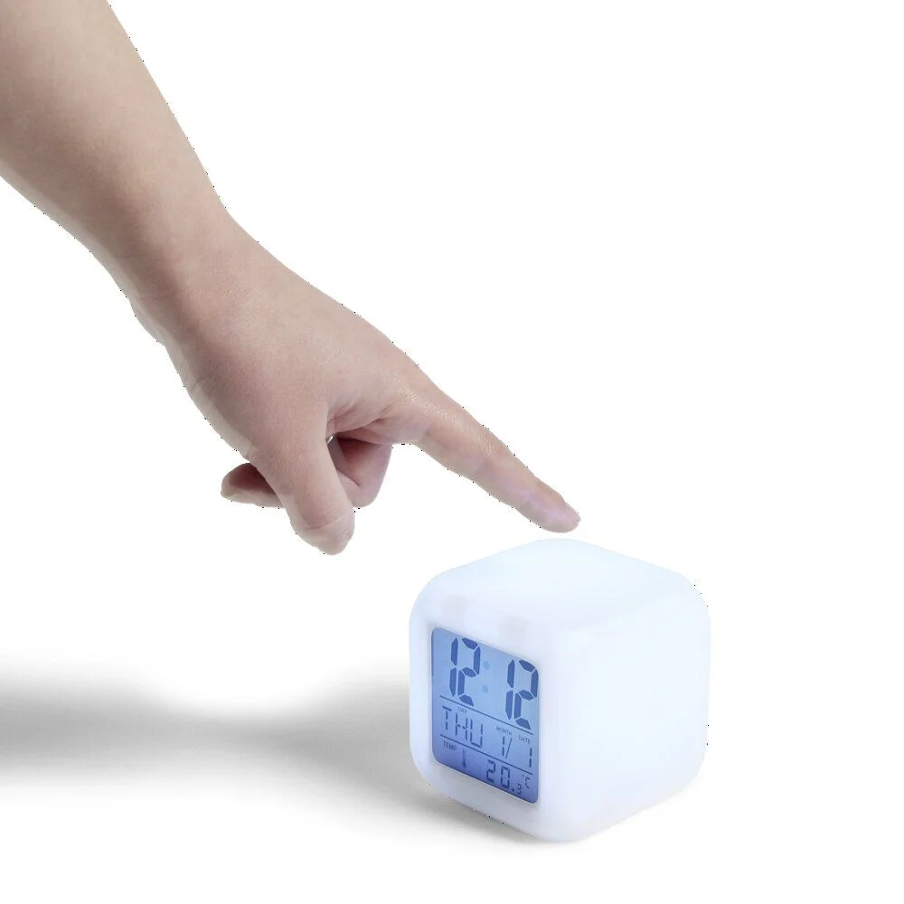 Réveil cube LED multicolore à piles 7,8x7,8x7,8cm