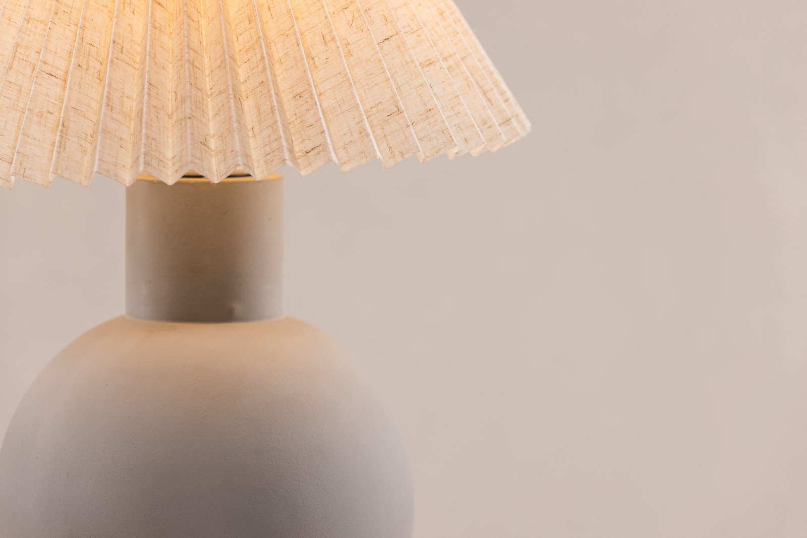 Alvsborg bordlampe Betong fot med lampeskjerm i lin