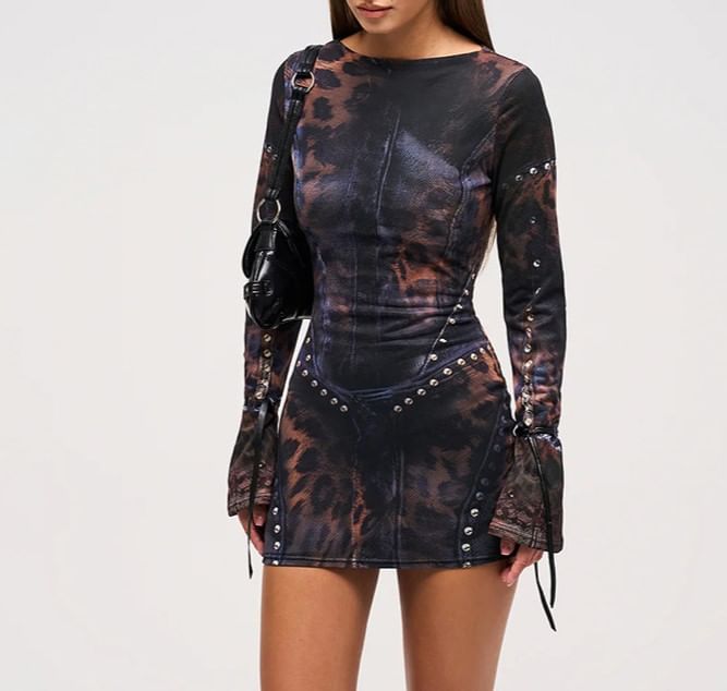 Hotarium - Slim-fit jurk met dierenprint en klokmouwen en studs