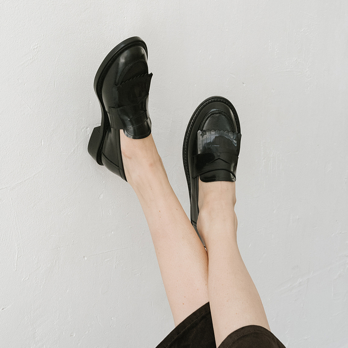 Mocassins à bouts carrés  en cuir glacé noir