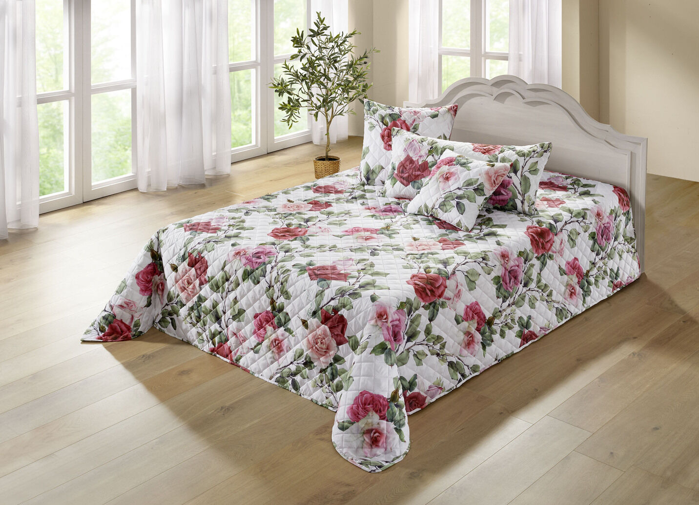 Tagesdecke und Kissenbezüge mit Rosen- Motiven