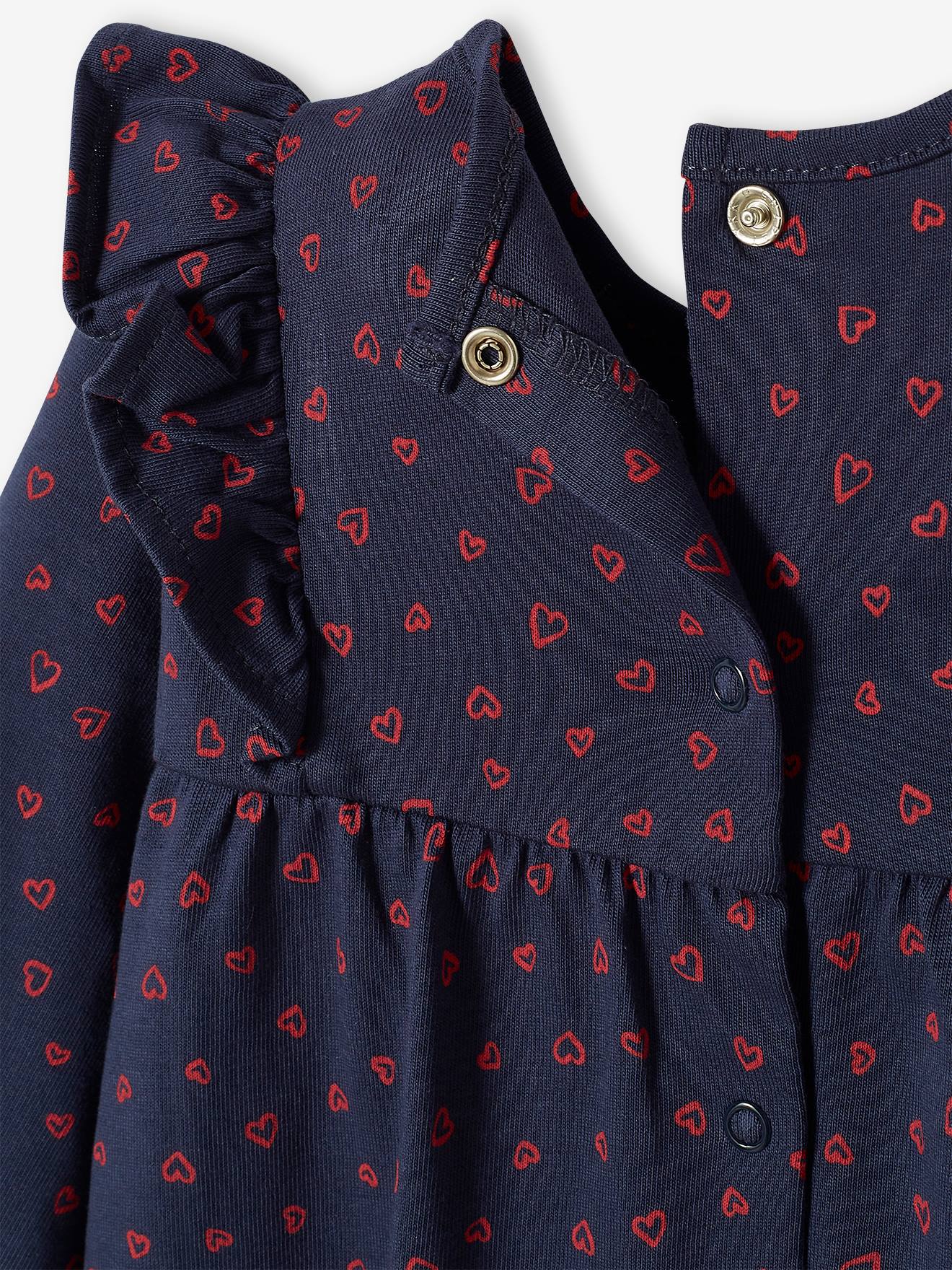 Vestido de tricô com babados, maquiagem rosa bebê