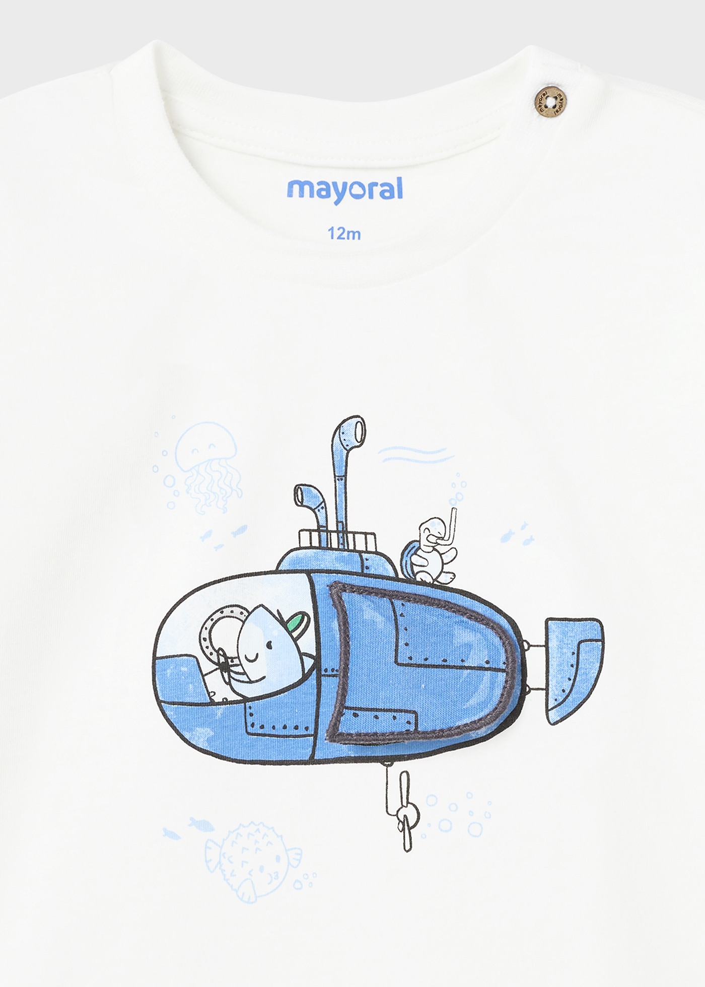 Camiseta infantil com estampa interativa feita de algodão sustentável.
