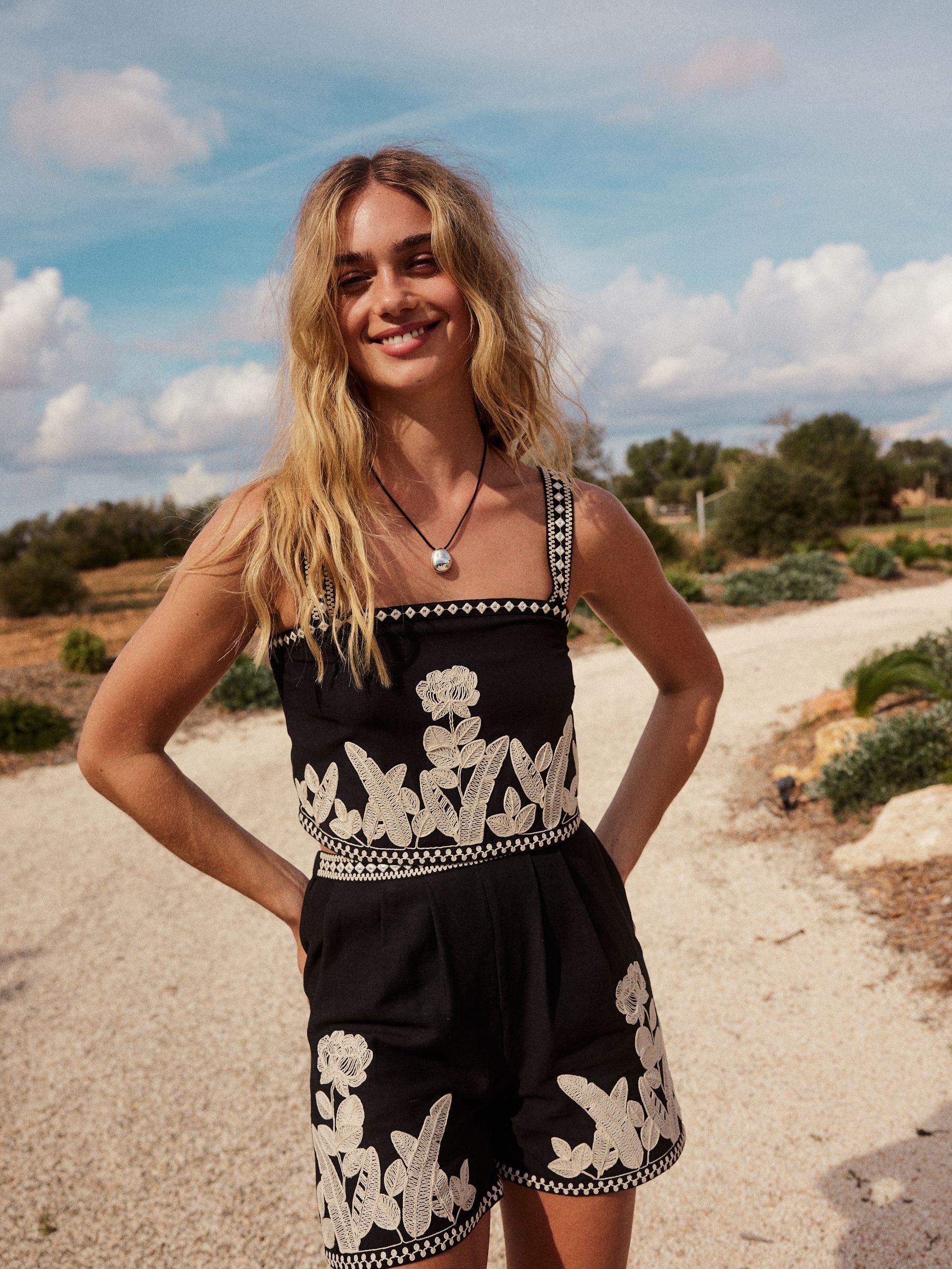Zwart/wit - Geborduurde strandshorts