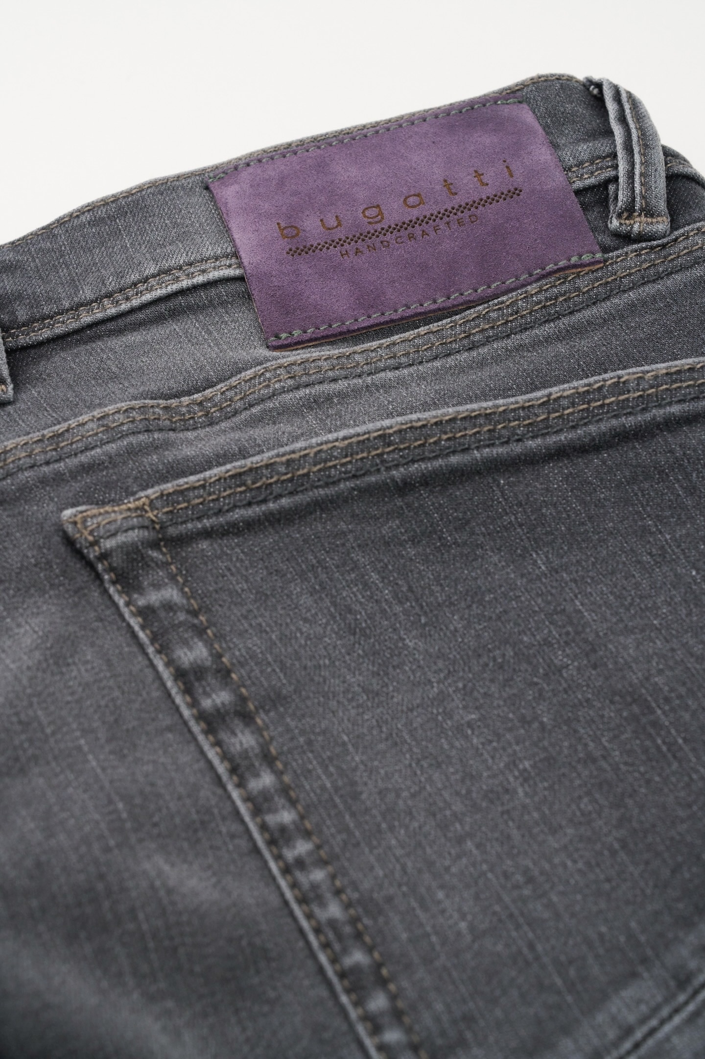 bugatti 5-Pocket-Jeans , mit dezenter Waschung