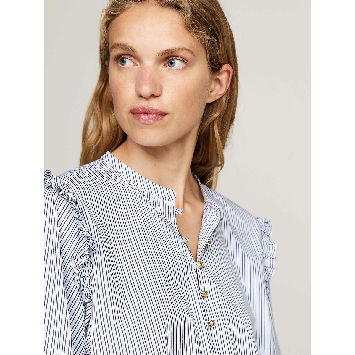 TOMMY HILFIGER<br>Blusa de manga comprida, gola alta, babado