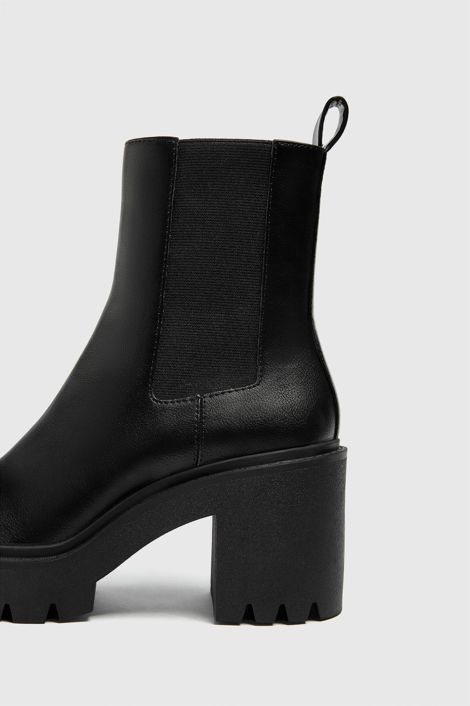 Bota Chelsea de Salto Alto - Preta