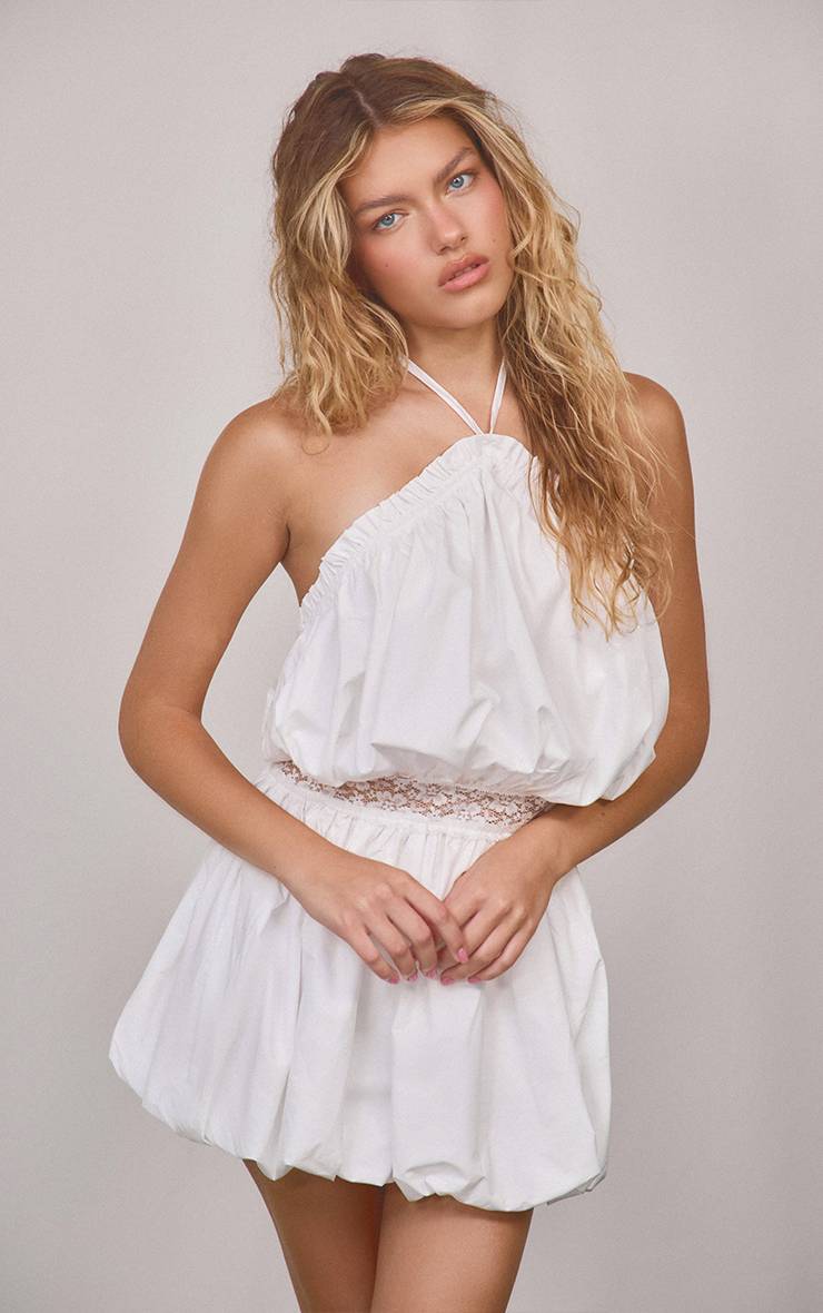 Crème Robe Bouffante À Encolure Américaine Avec Empiècement En Dentelle