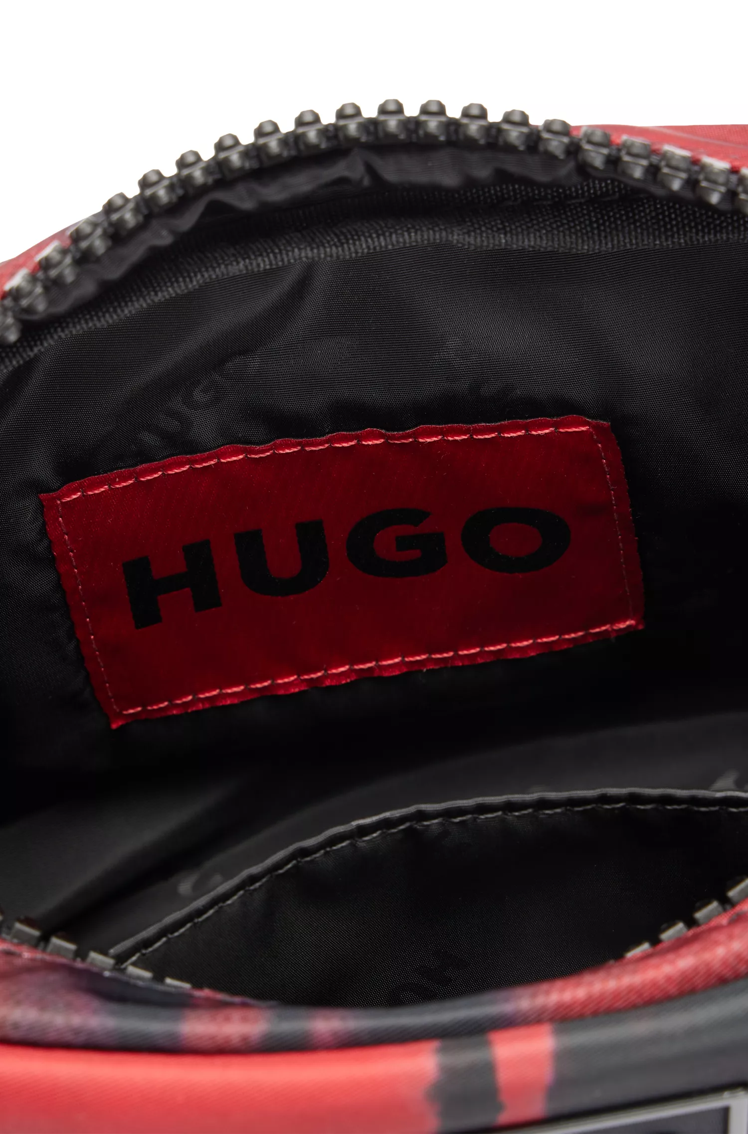 Bolsa para repórter HUGO vermelha, feita de material reciclado, com estampa sazonal.