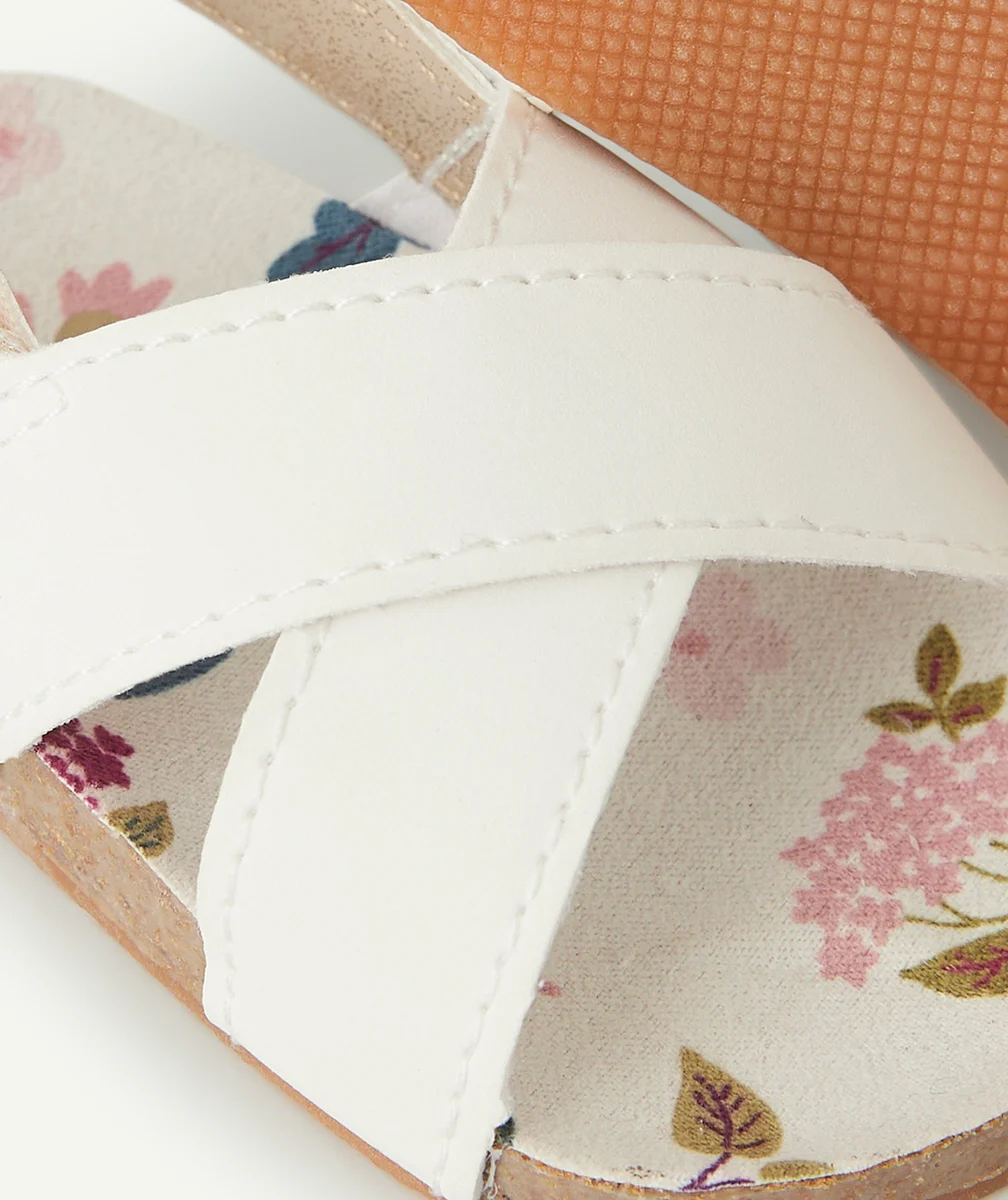 CHAUSSONS STYLE SANDALES BÉBÉ FILLE BLANC ET COULEUR DORÉE
