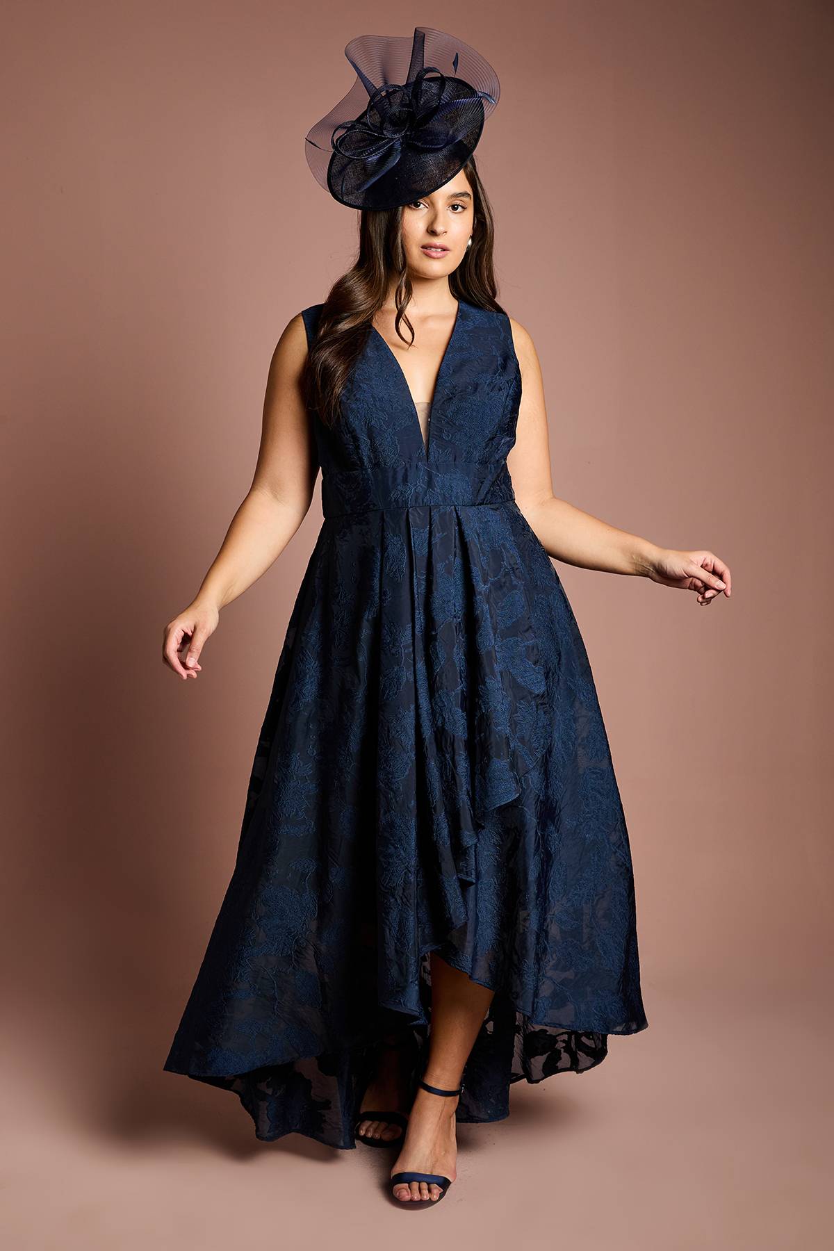 Coast Robe Maxi Grande Taille à Décolleté Plongeant et Ourlet Cascade en Organza Jacquard
